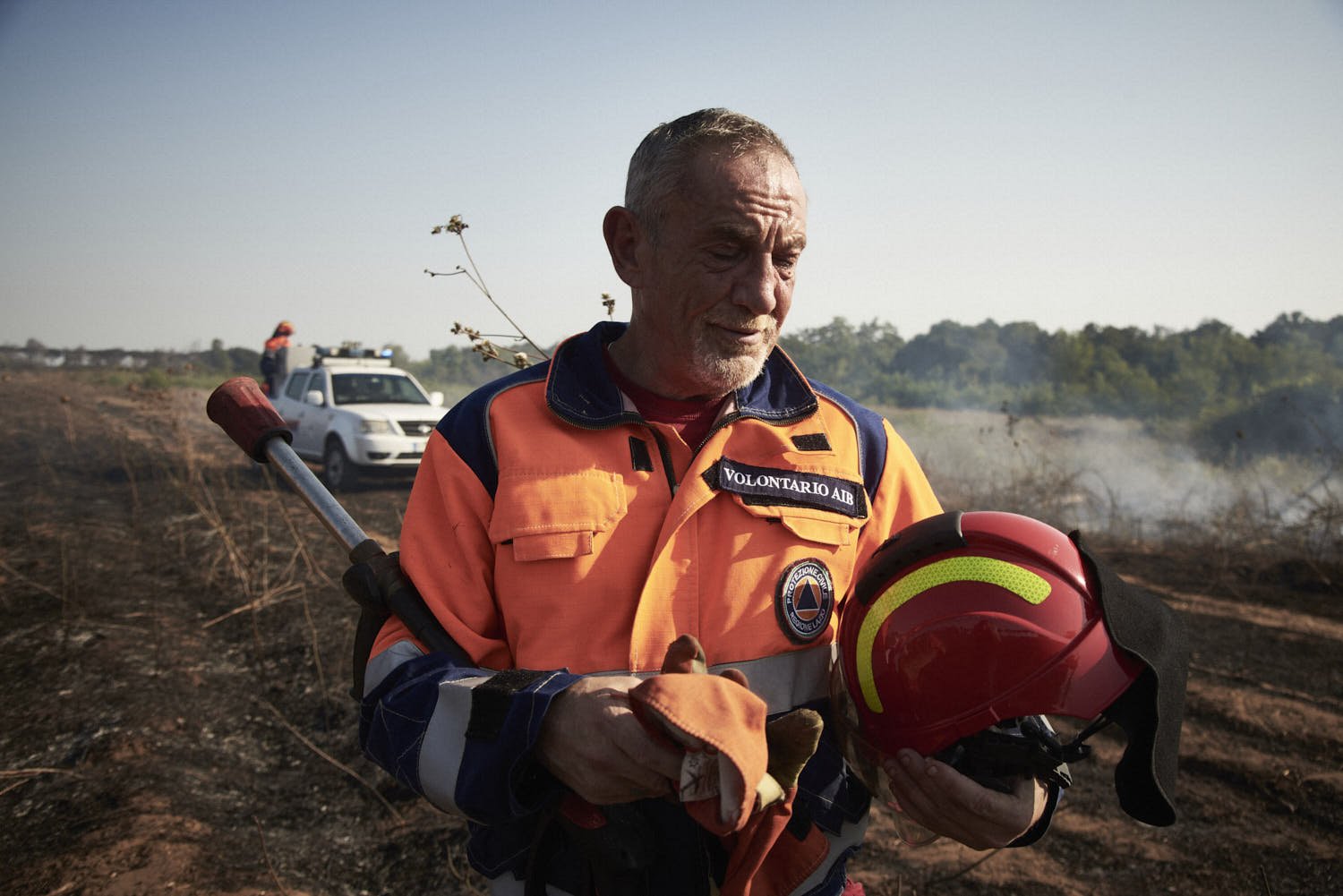  Ritratto di Fabrizio, ex paracadutista militare, ora volontario del dipartimento di Protezione Civile THE ANGELS, dopo l’intervento in una masseria in via Pratica di Mare, lunedì 21 agosto 2023. 