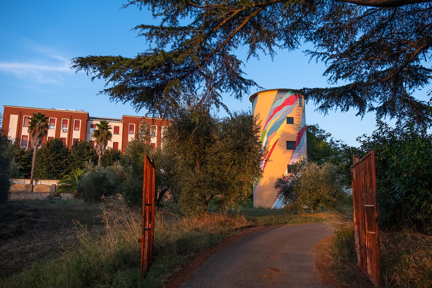  Il silos colorato posto all’ingresso della tenuta della Cobragor è utilizzato come piccolo museo con schizzi e foto di Paolo Ramundo, il fondatore diquesta iniziativa. Roma, 2023  
