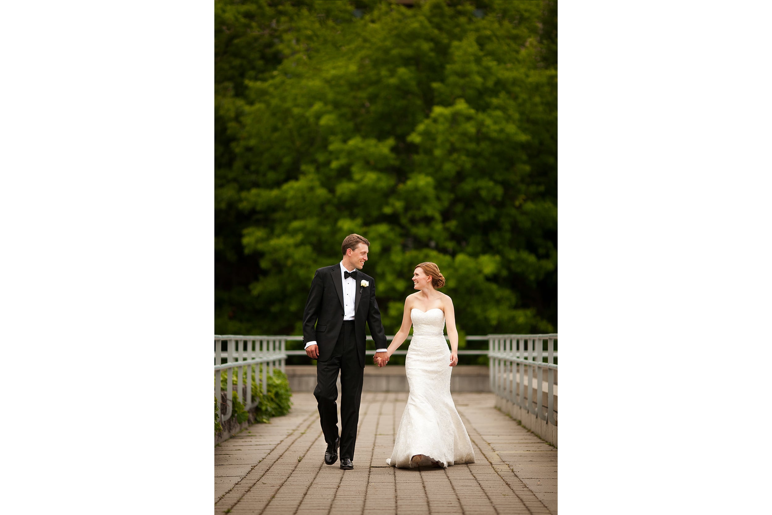 bride and groom photograph at national gallery of canada (Copy)