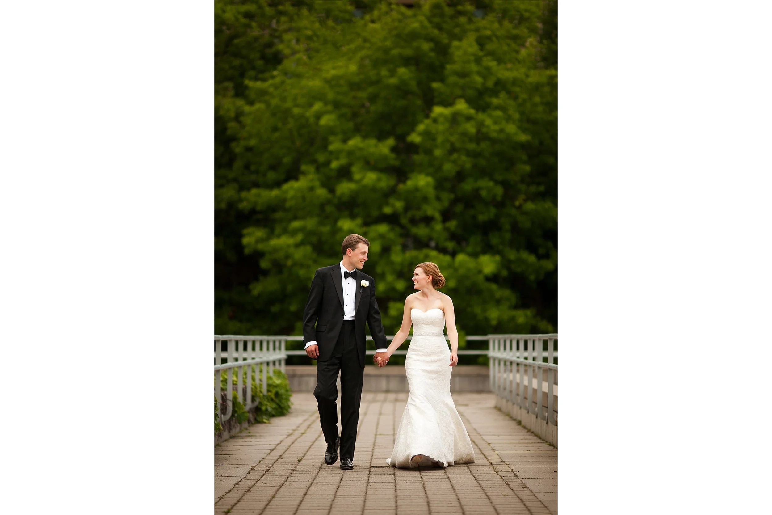 bride and groom photograph at national gallery of canada