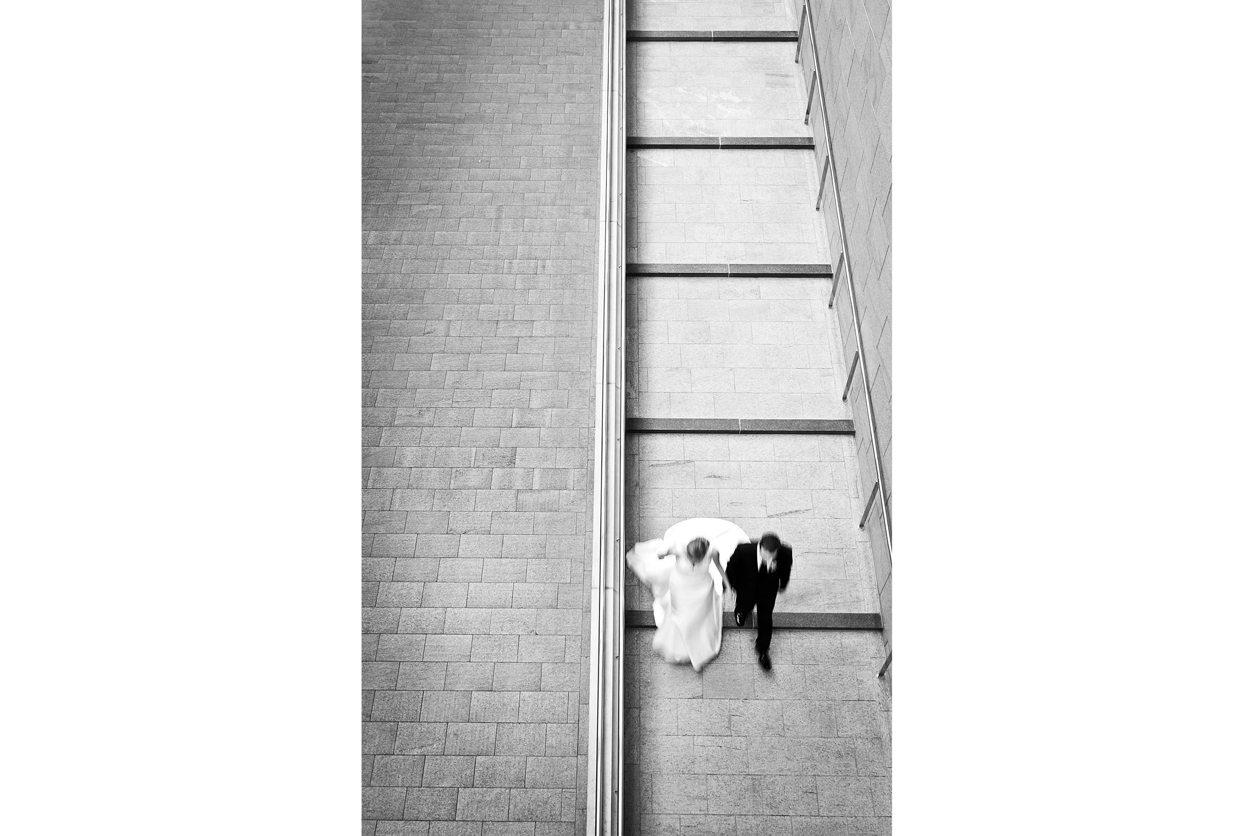 bride groom walking hand in hand at national gallery (Copy)