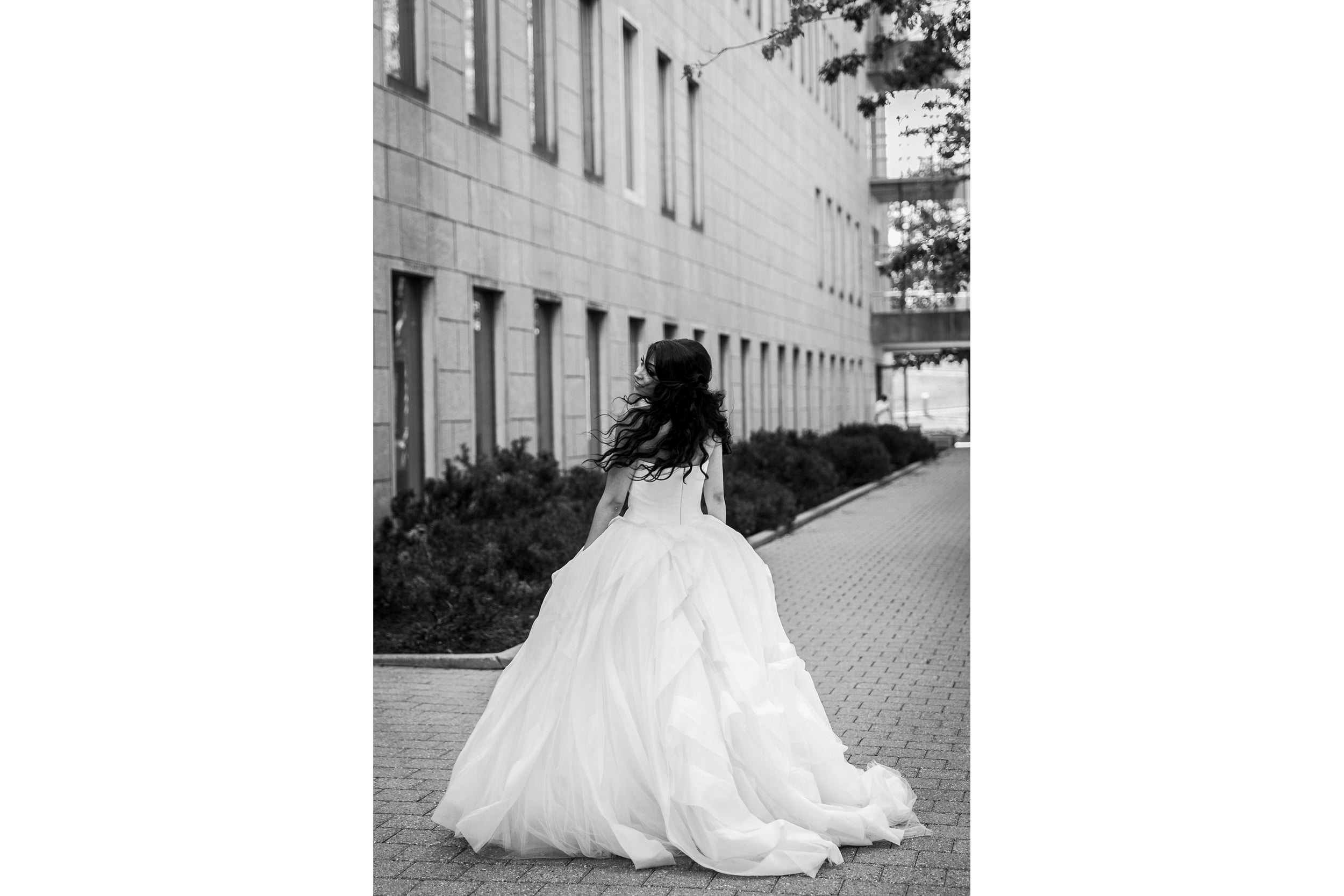 fashion photograph of bride in her wedding dress (Copy)