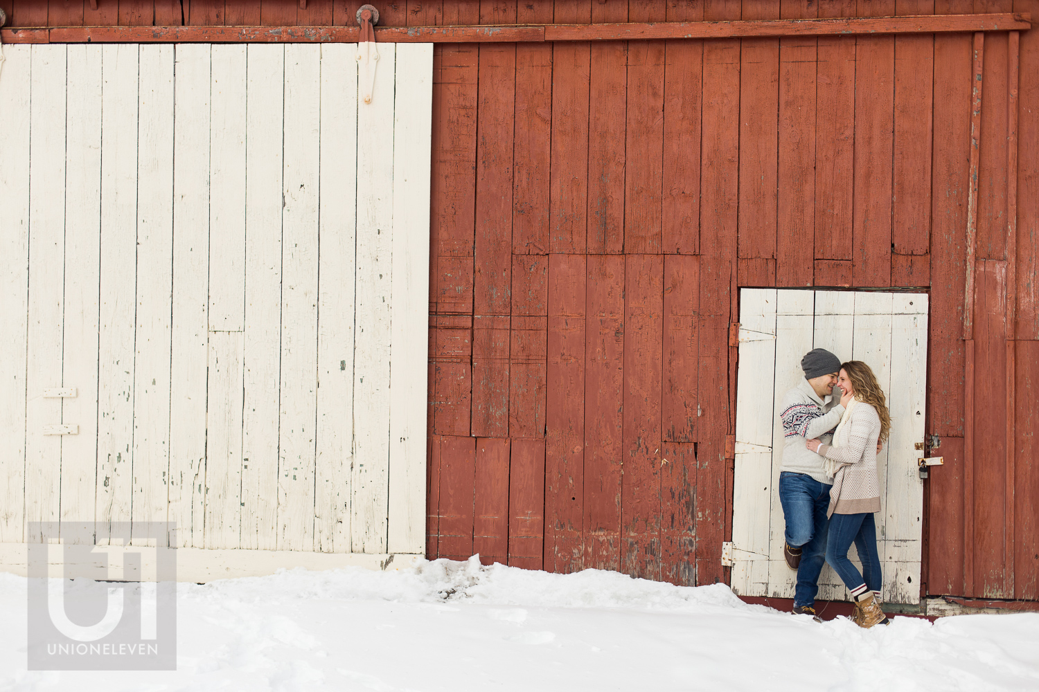 couple-smiling-barn-door-ottawa