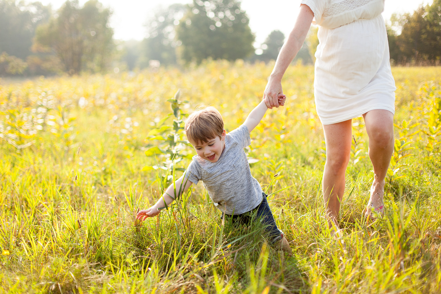 outdoor sunny maternity photograph (Copy)