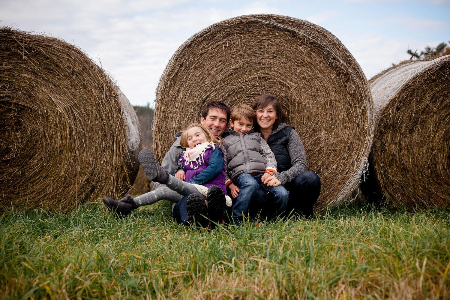 a relaxed family portrait taken outside in ottawa (Copy)