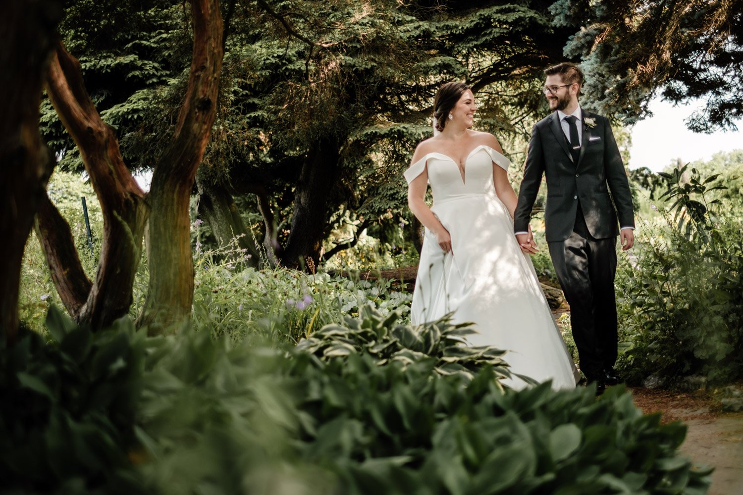 wedding photograph in ottawa at the botanical gardens experimental farm