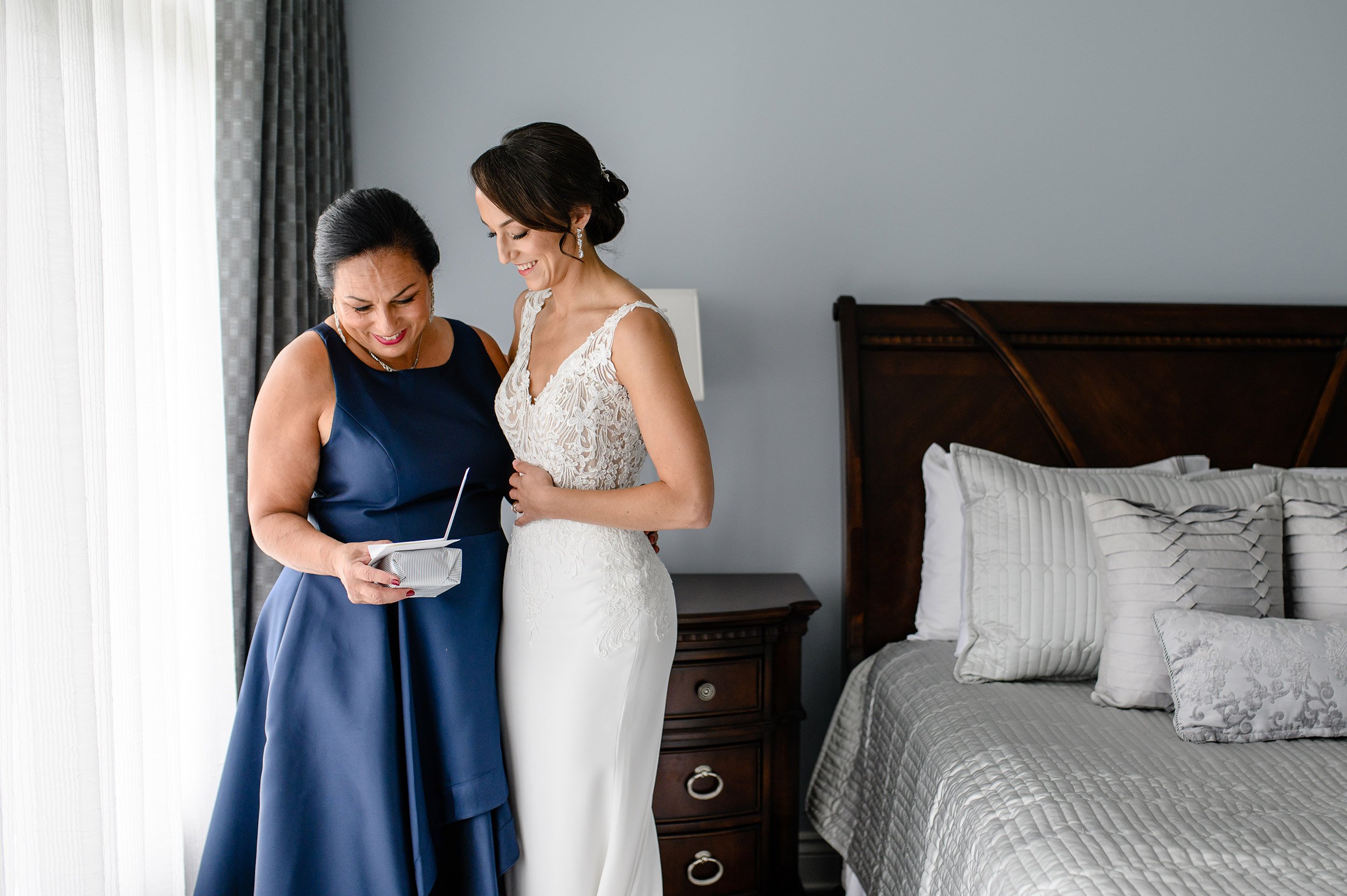 bride giving her mother a gift before a chateau laurier wedding ceremony (Copy)