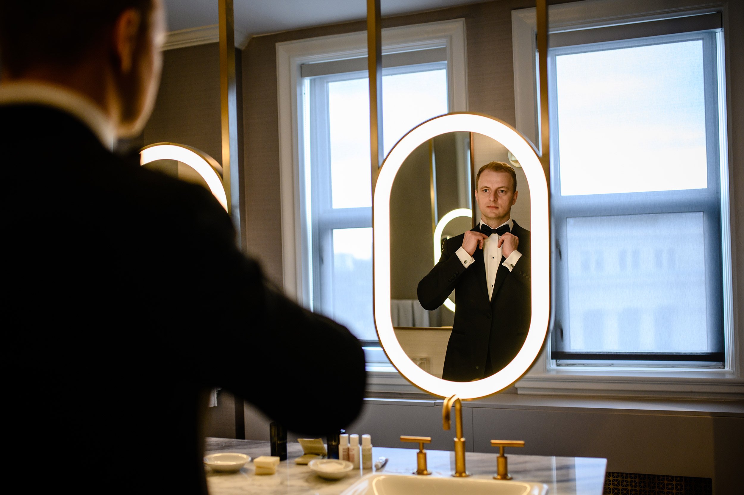 groom getting ready for a chateau laurier wedding ceremony (Copy)