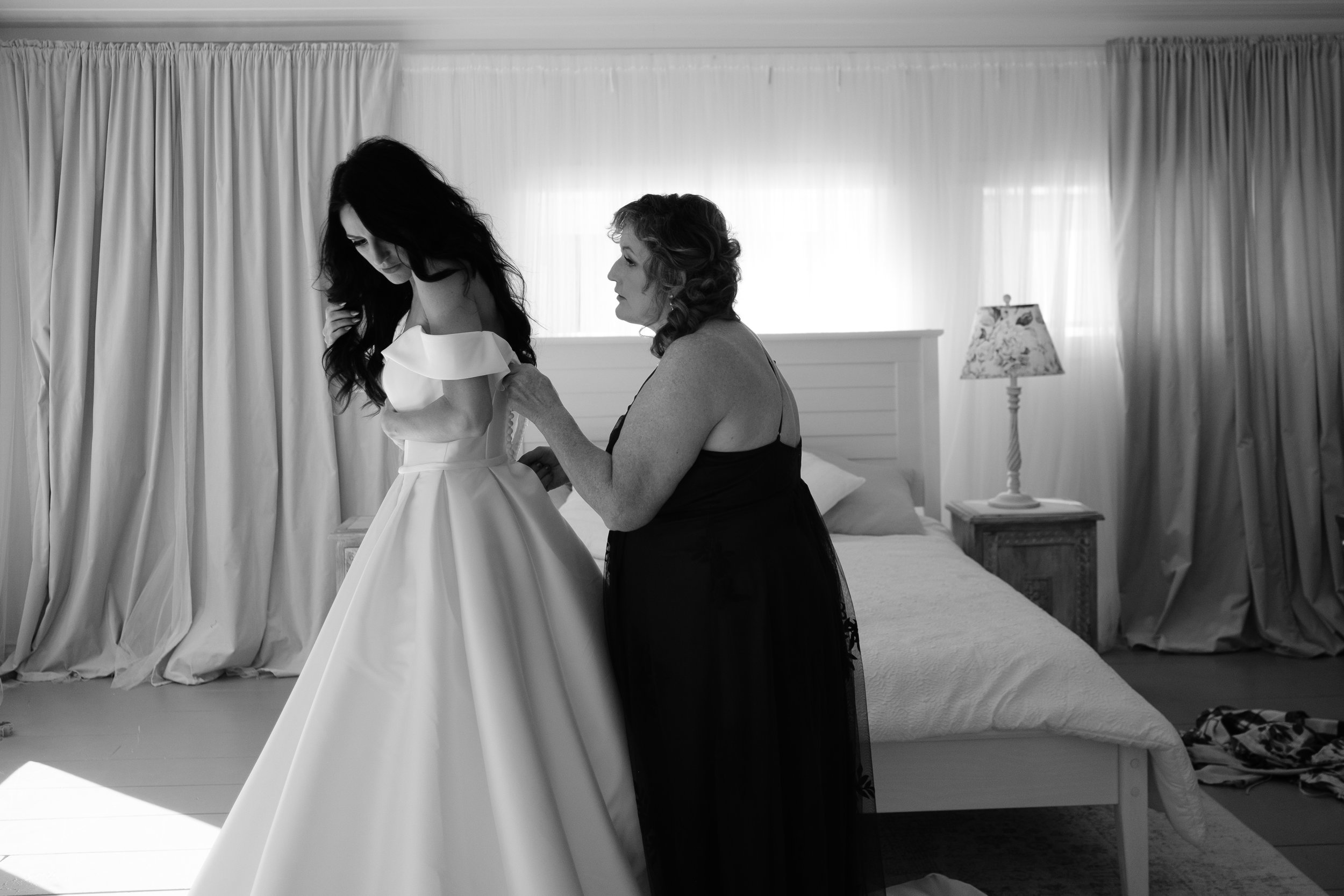 bride getting ready for her ottawa wedding