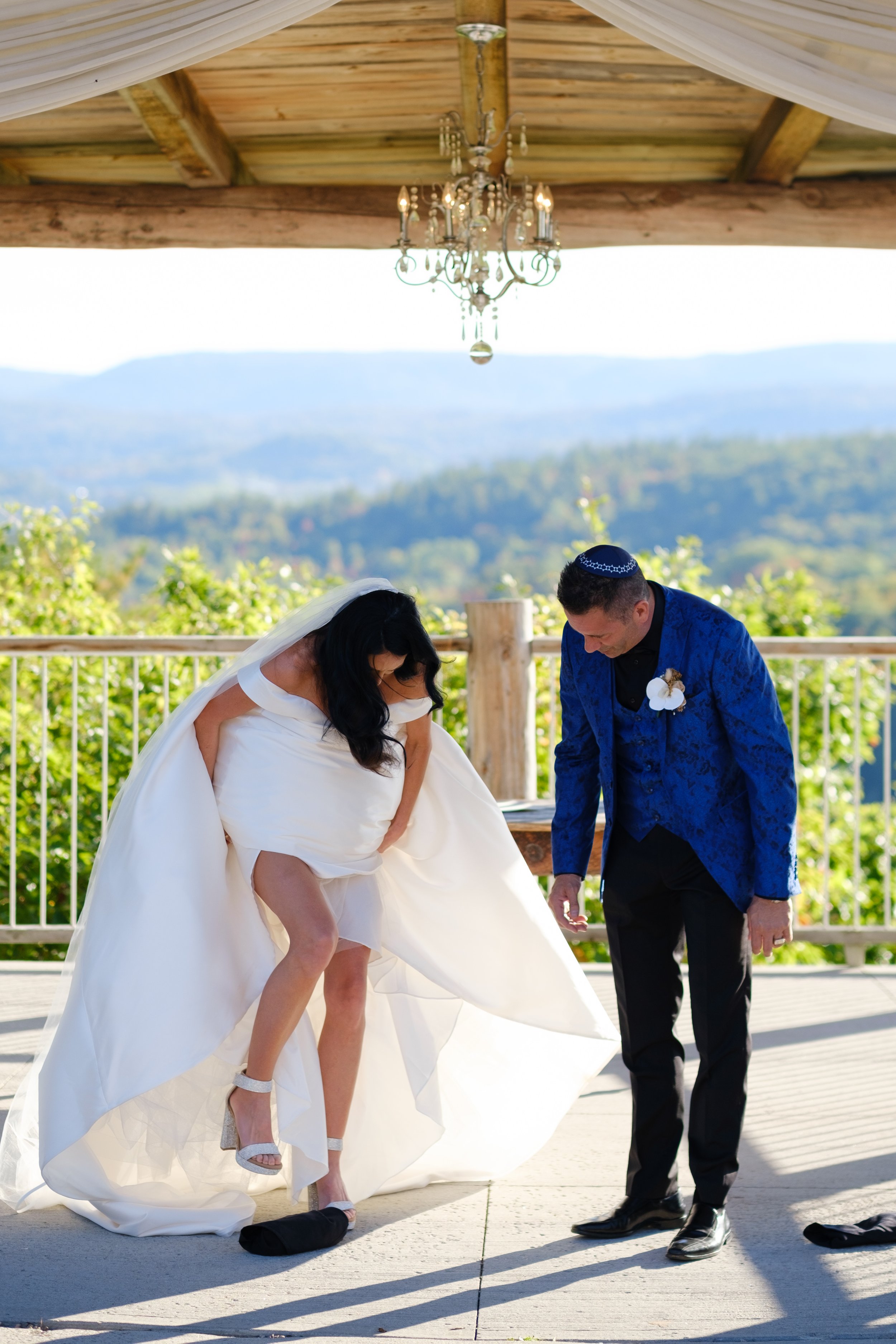 photo of a jewish wedding ceremony at le belvedere