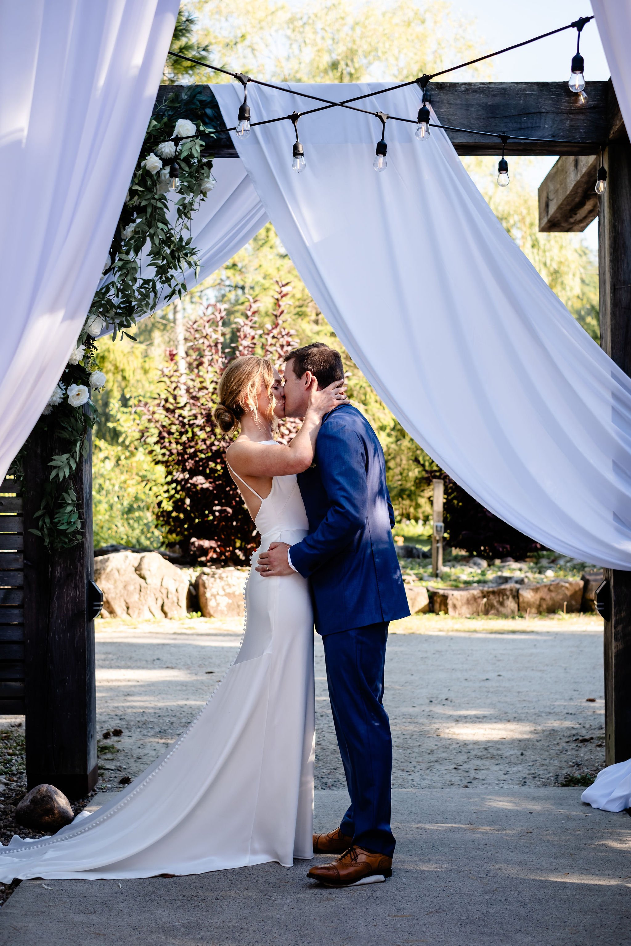 First kiss a a wedding ceremony a the Wakefield grand