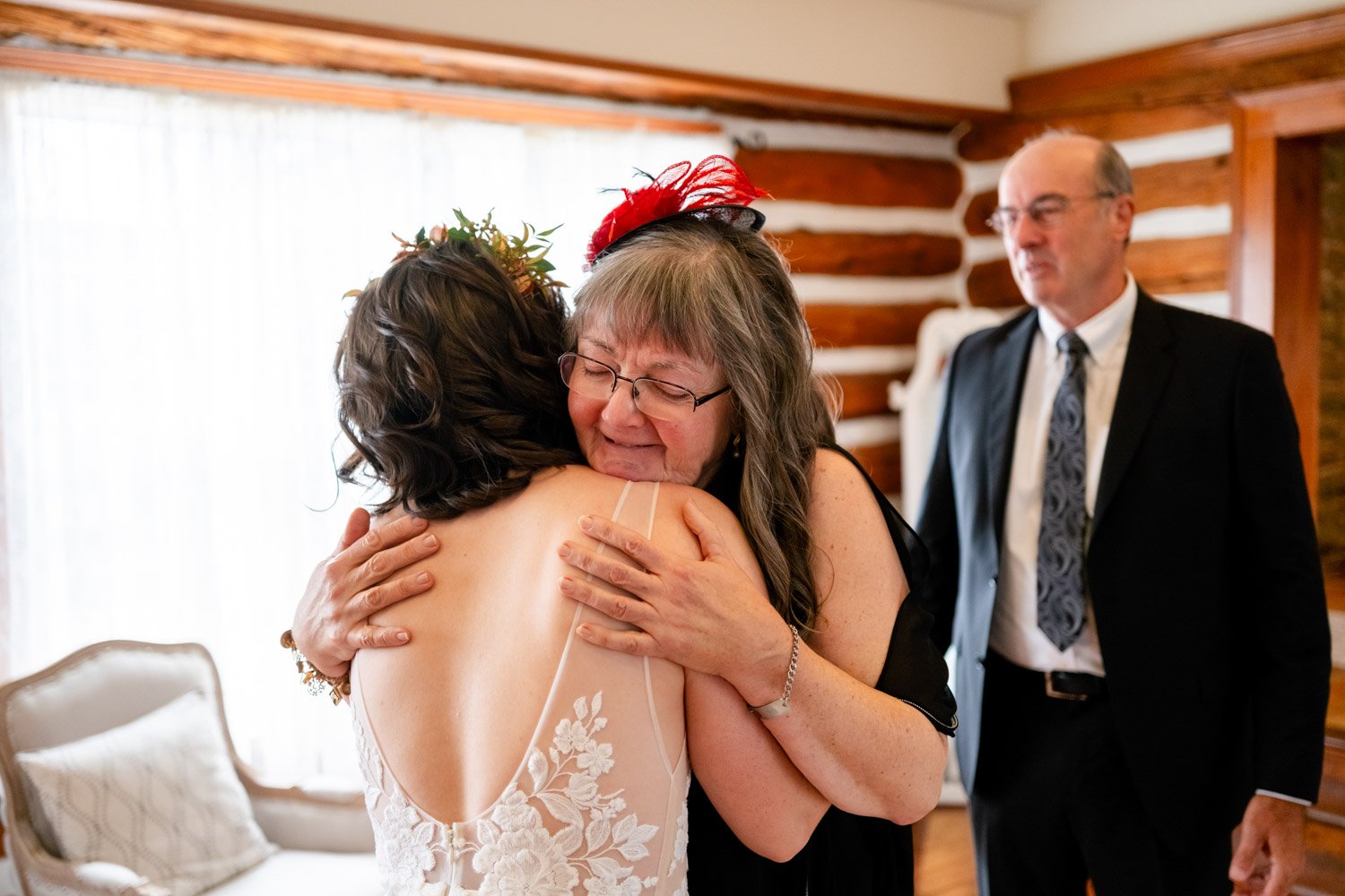 mom hugger her daughter before her wedding