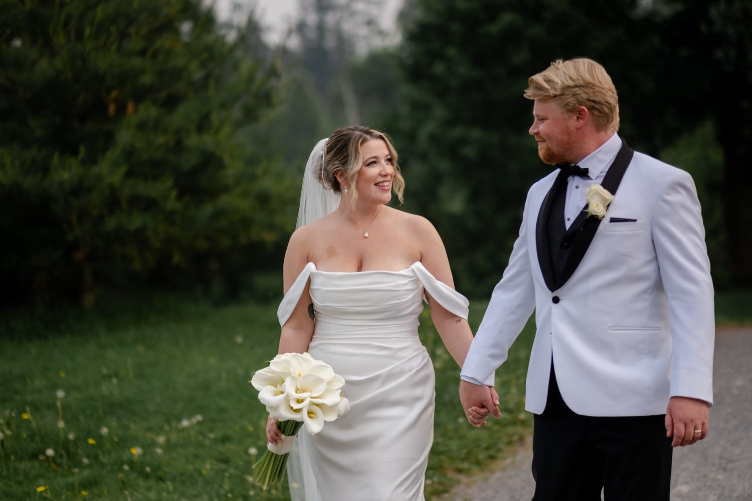wedding photograph in the Arboretum in Ottawa