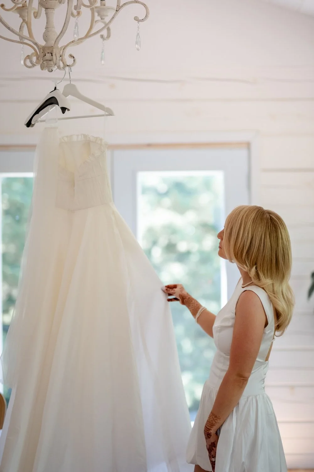 bride getting ready for her le belvedere wedding