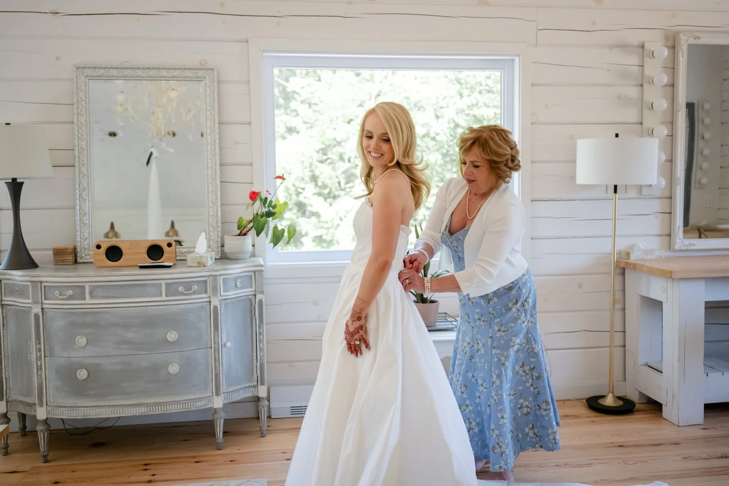 bride getting ready for her le belvedere wedding