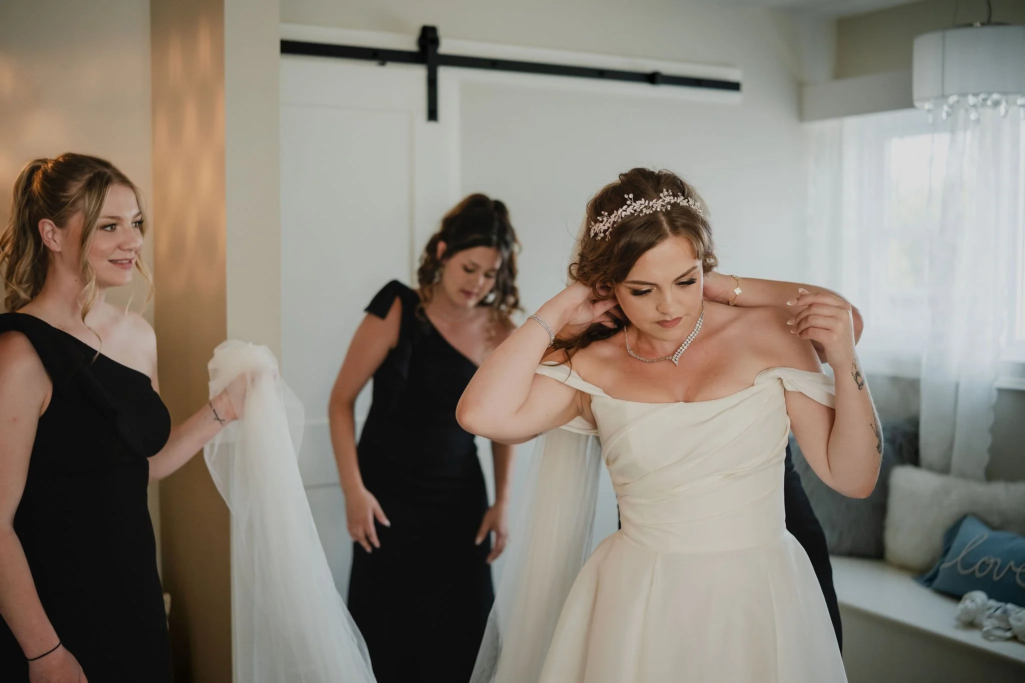 photos of a bride getting ready at stonefields estate