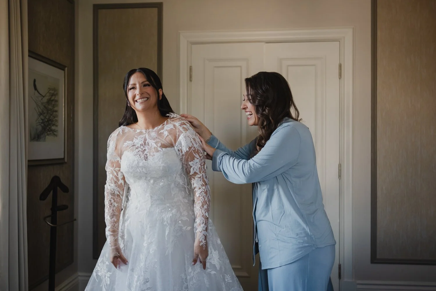 Photo of a bride getting ready a the chateau laurier
