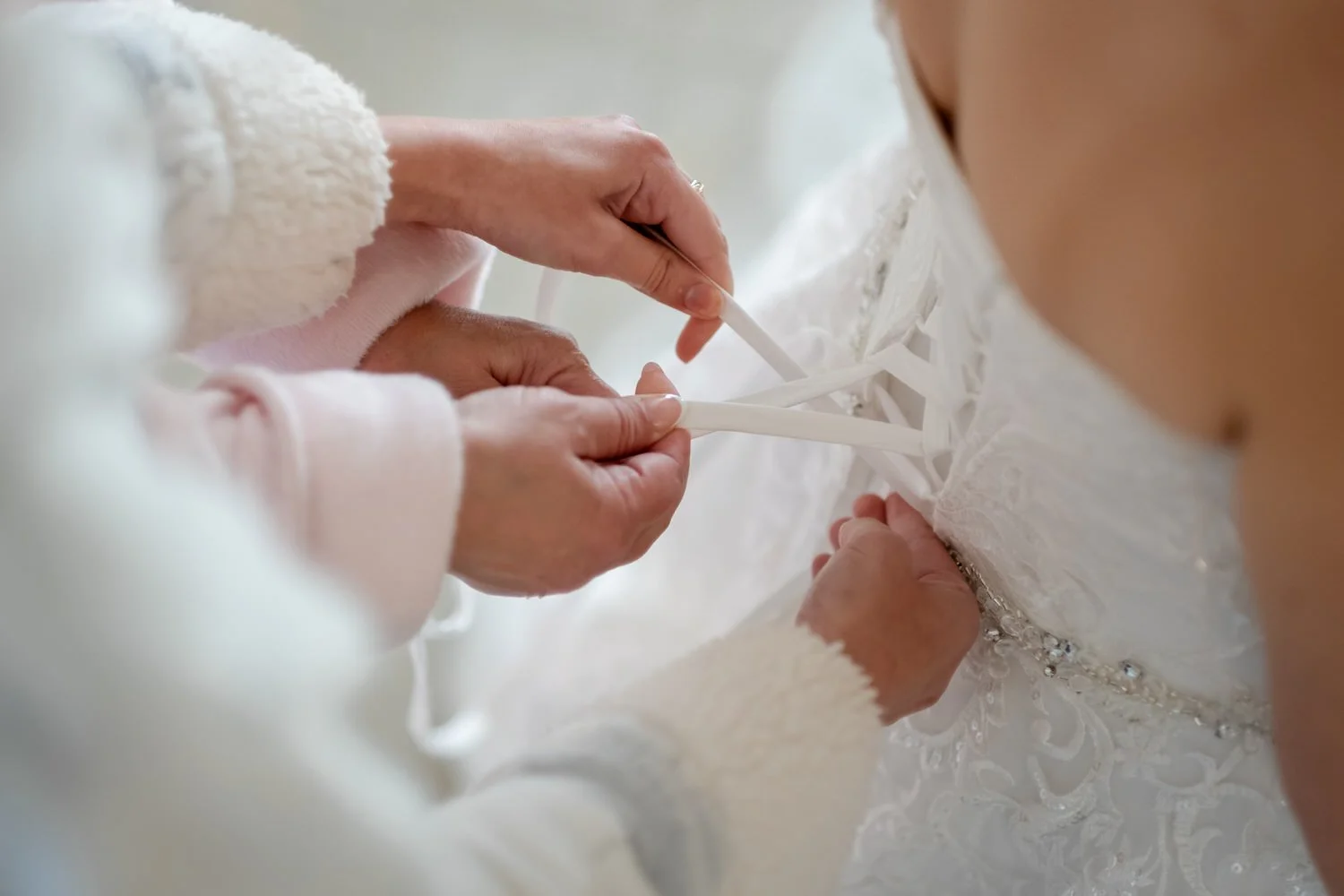 a bride getting ready for her wedding at stonefields estate