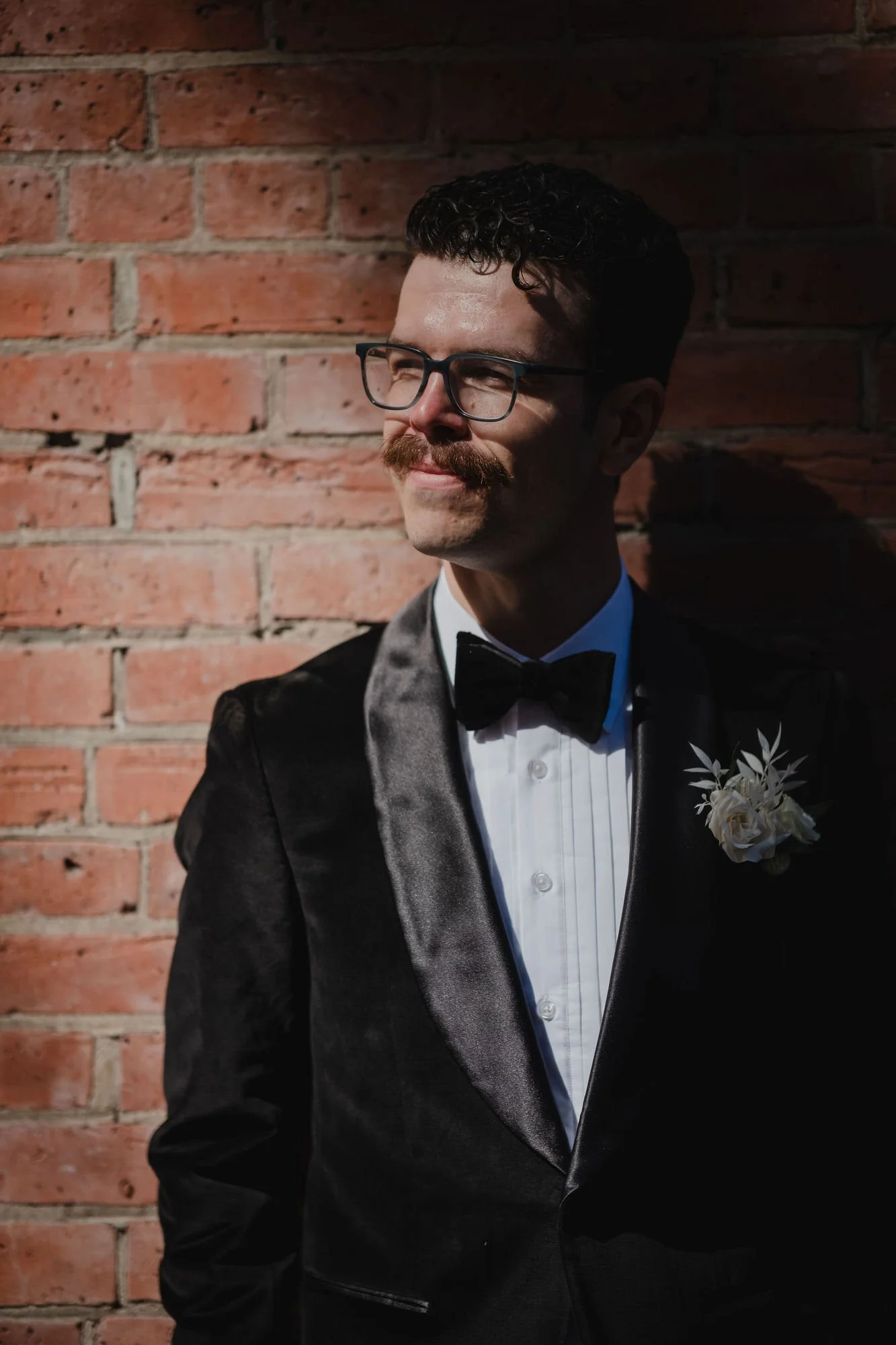 Photo of a groom in hard light