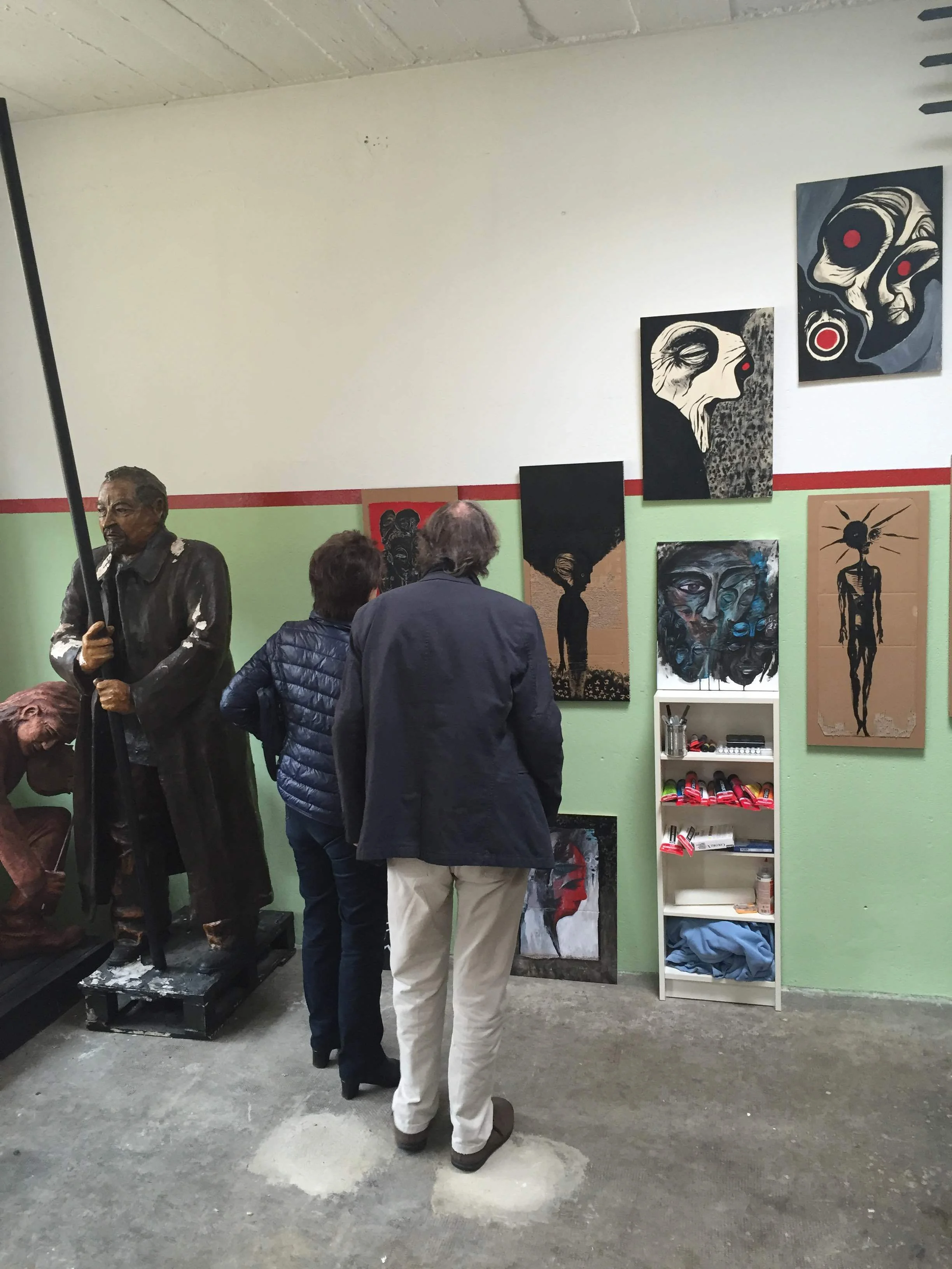 Des visiteurs devant mes dessins et peintures. A gauche, sculpture de Maurice Béjart par Didier Guex.