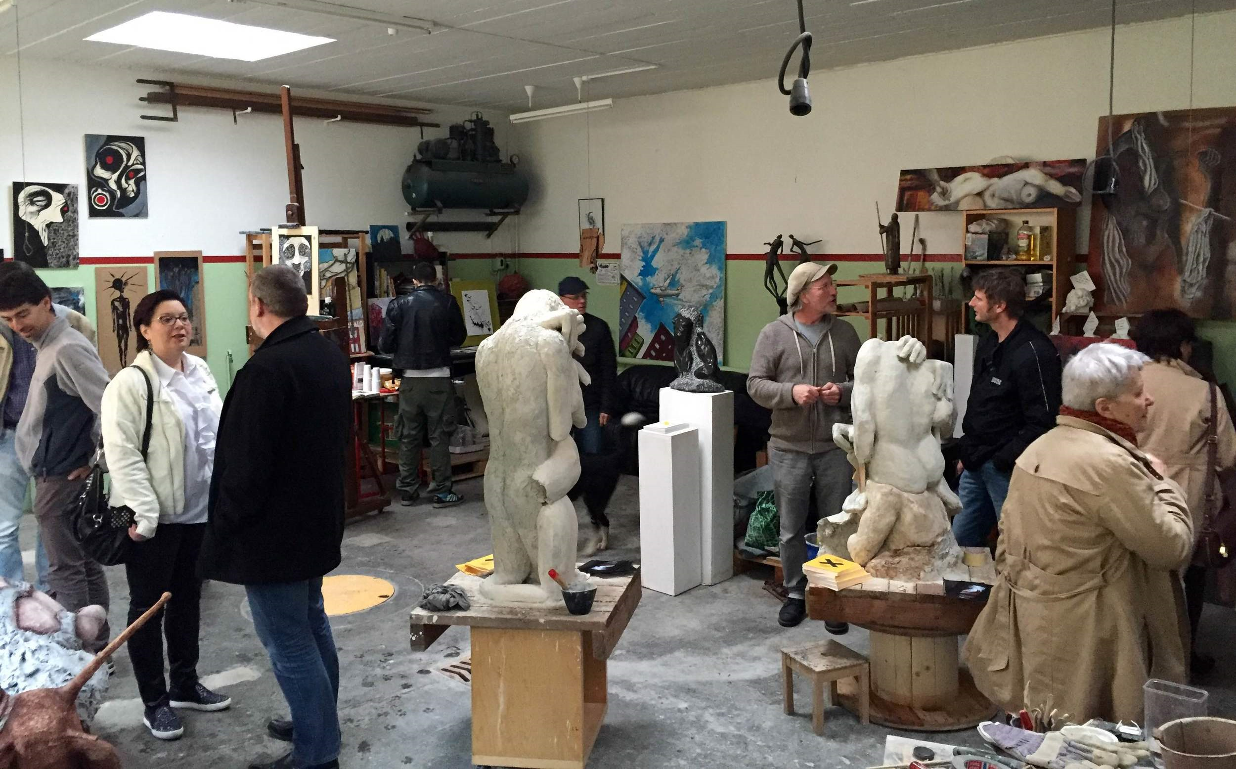 Vue d'ensemble de l'atelier. Sculptures et tableaux sur la droite par Didier Guex (l'homme à la casquette). 