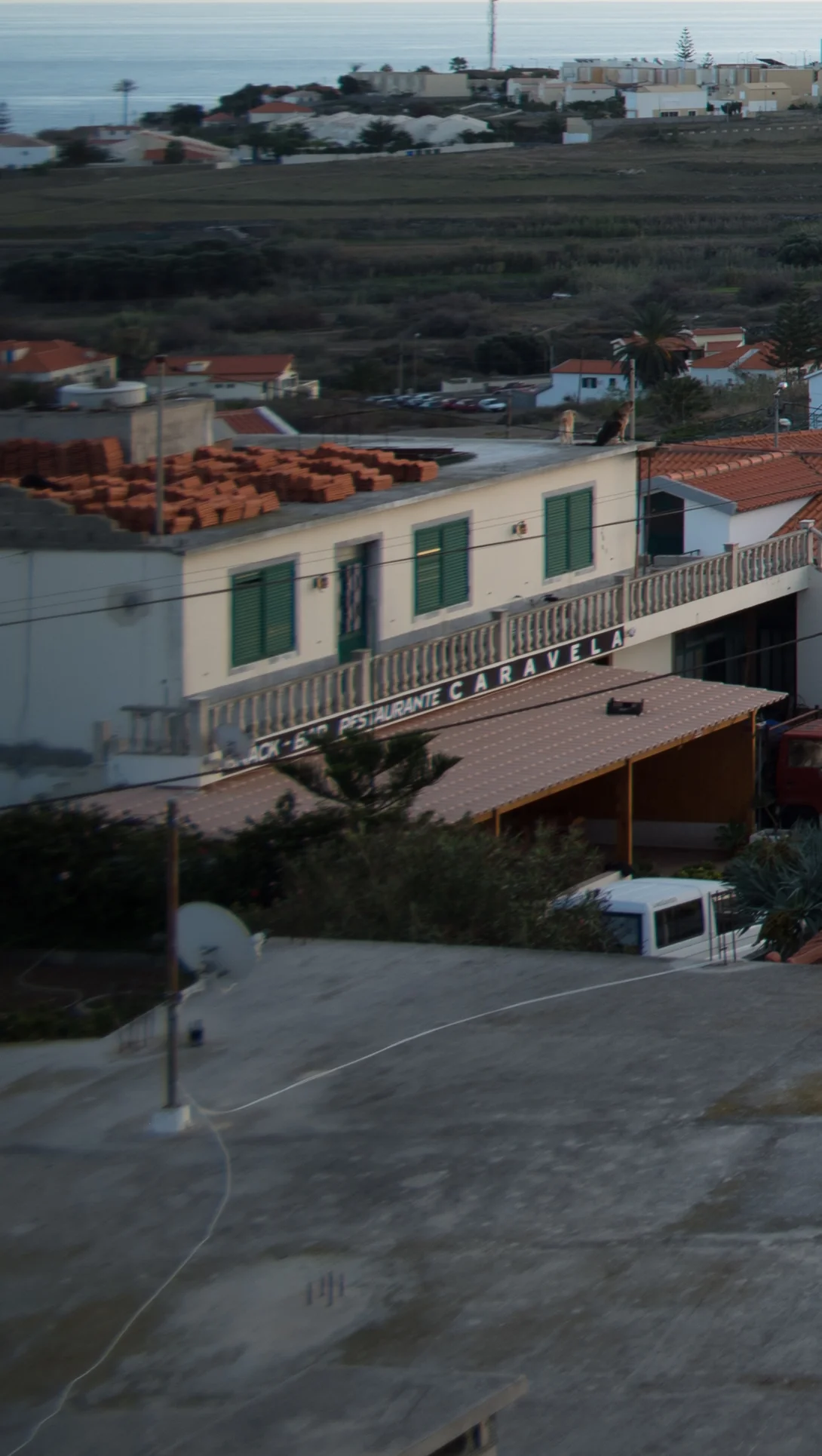 At f/4 the vignetting is visibly less. However the image quality in the corners is still very weak.