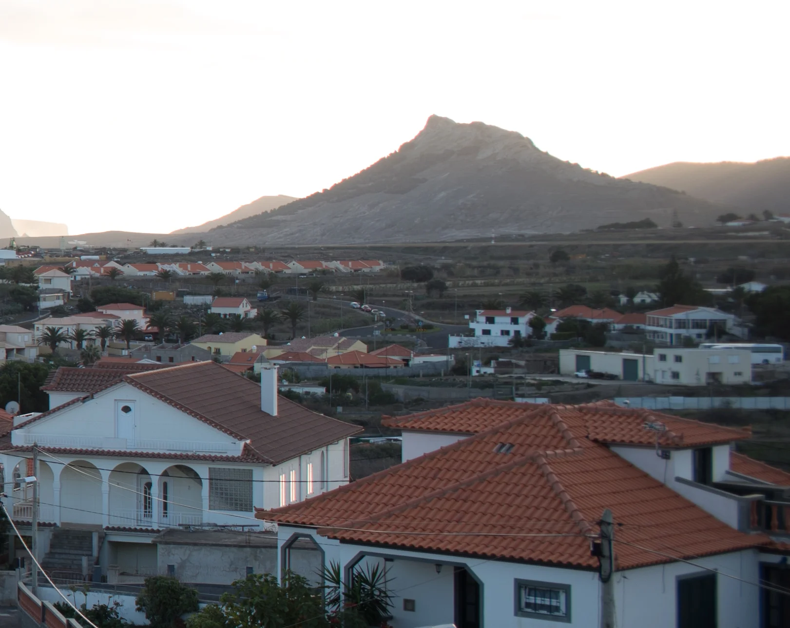 By f/4 everything looks much nicer but still the corners are extremely soft. Chromatic aberrations (purple &amp; orange fringing) are still visible but only in this very high - contrast situation were the sun is literally setting between the mountai…