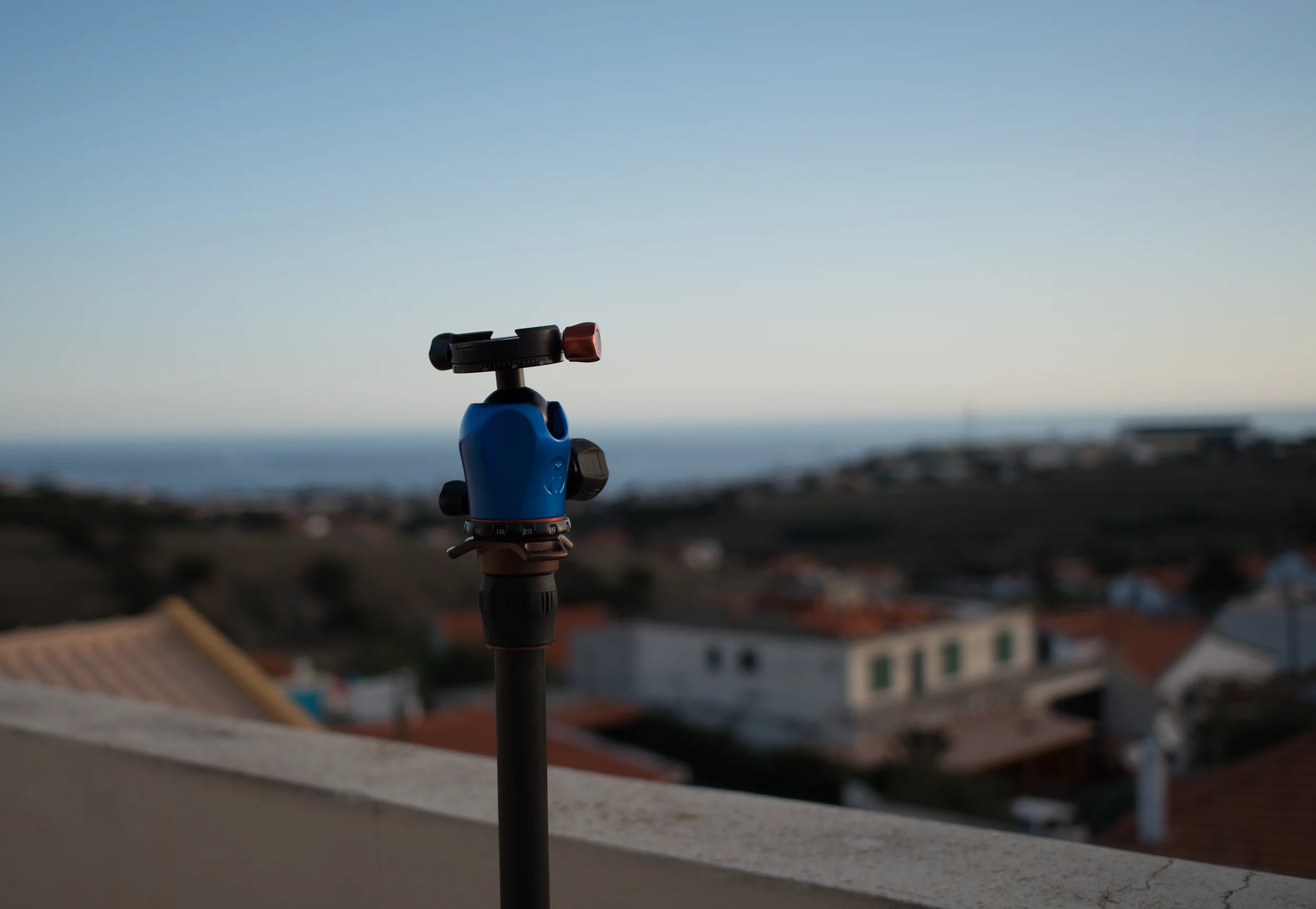 Bokeh sample at f2.8. Obviously a wide angle lens will not 'melt' the background but in my eyes its pleasing and similar to other 28mm lenses.