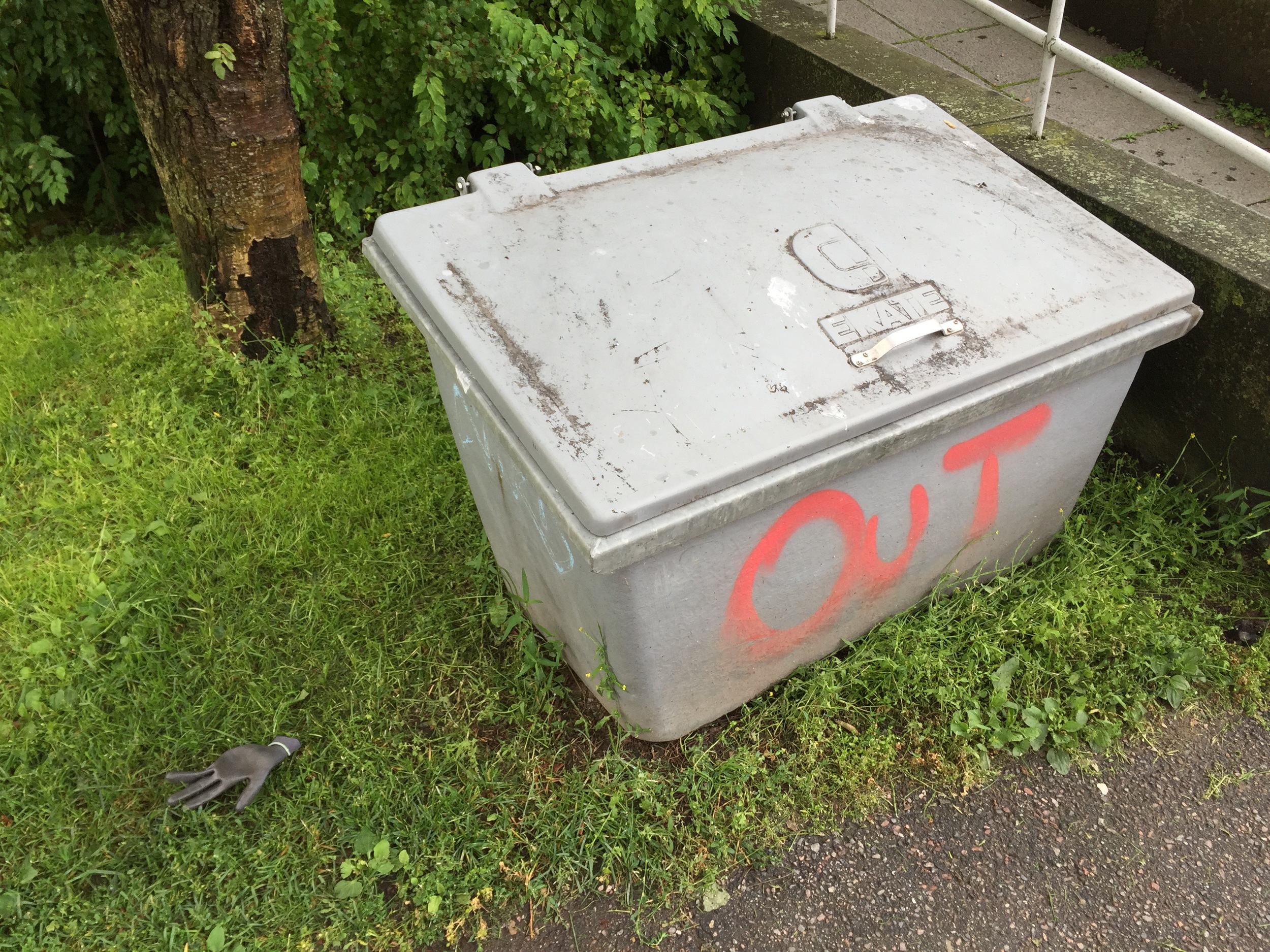 Välillä sattuma puuttuu peliin käsittämättömin tavoin. Maahan pudonneella työkäsineellä tekee mieli tehdä vanha käsijekku. Vasta aseteltuani käsineen laatikon kannen väliin tajuan mielettöman yhteyden: laatikossahan lukee "Out"! Väinölänkatu, Käpylä.
