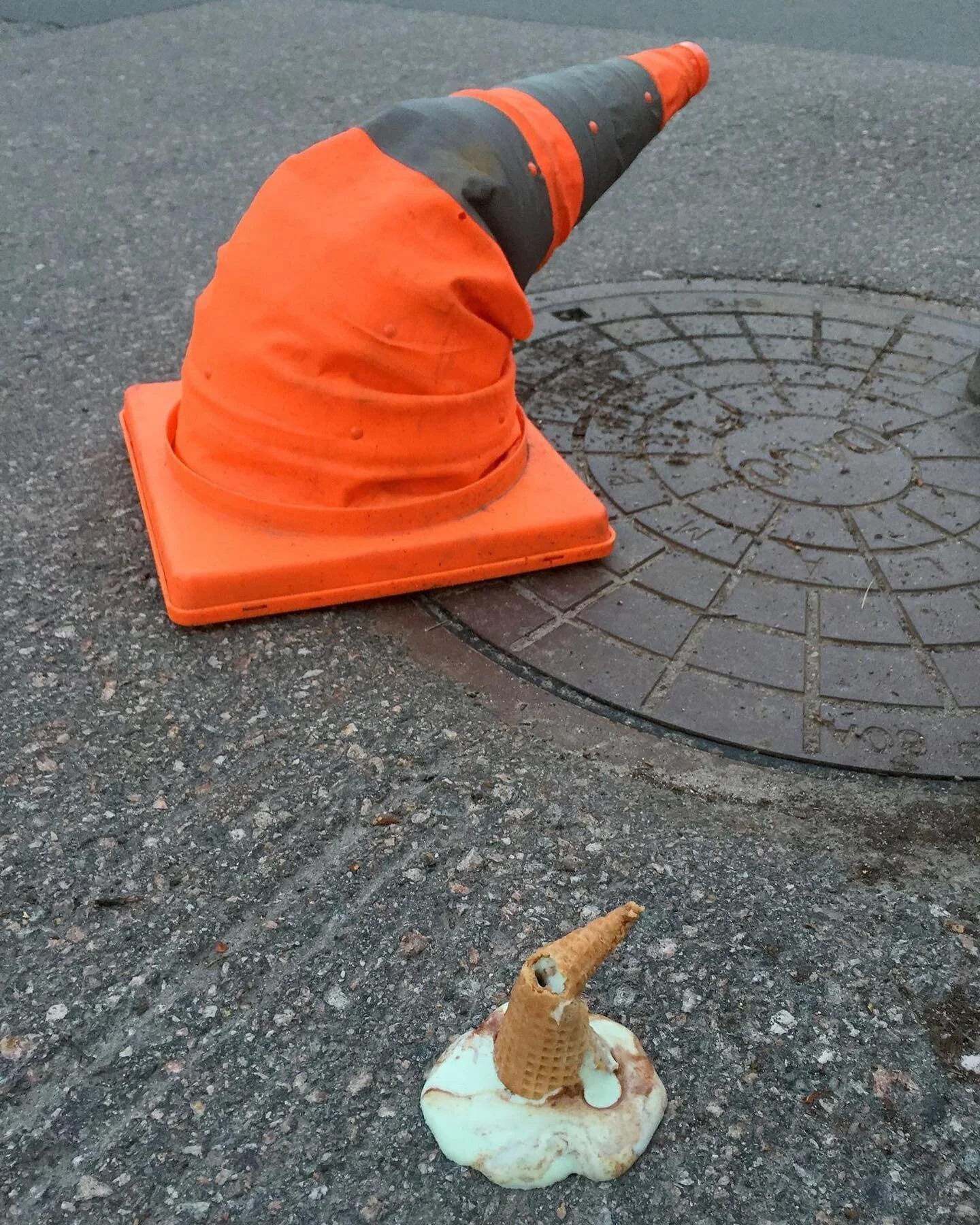 Seitsem&auml;n vuotta sitten kes&auml;ll&auml; tuli tehty&auml; pieni&auml;  interventioita (usein pieni&auml; lis&auml;yksi&auml;) omaksi ja ehk&auml; kadulla kulkijoiden iloksi ja ihmetykseksi. Kokosin niit&auml; kuvablogiini. Fanitin kovasti mm. B