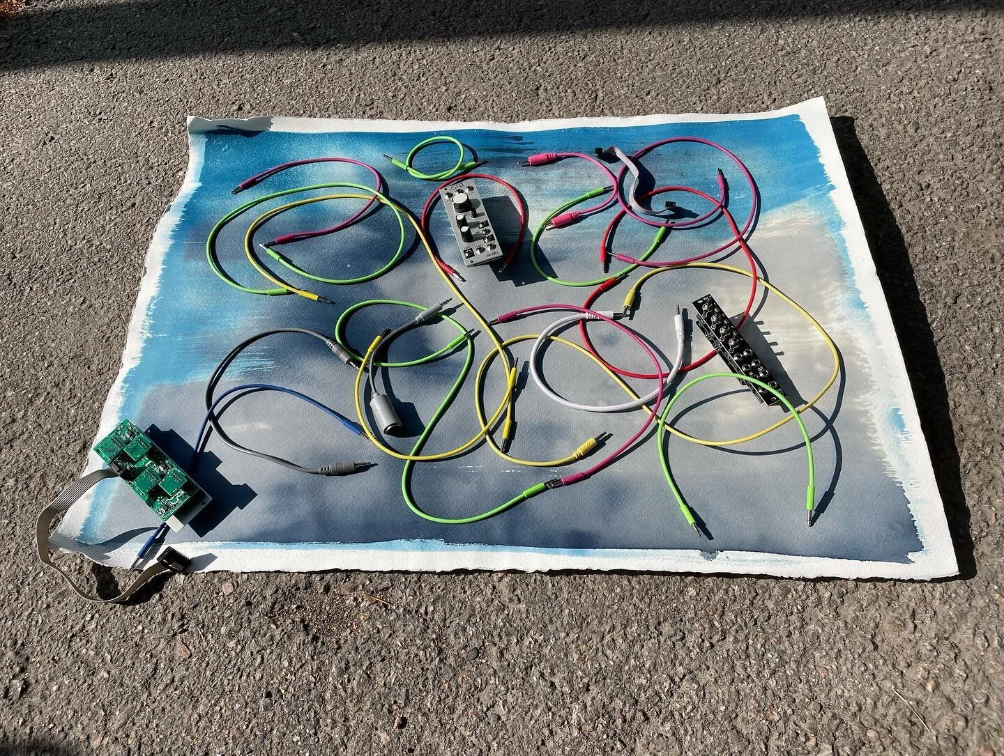 Oli viel&auml; yks valmiiksi k&auml;sitelty paperi kellarissa. Kemikaaleja ja paperia viel&auml; vaikka kuinka&hellip; Tuli viel&auml; kokeiltua t&auml;t&auml; aihetta&hellip; Ei kummoinen tuollaisena. Joko kolmas k&auml;sittely tai p&auml;&auml;lle 