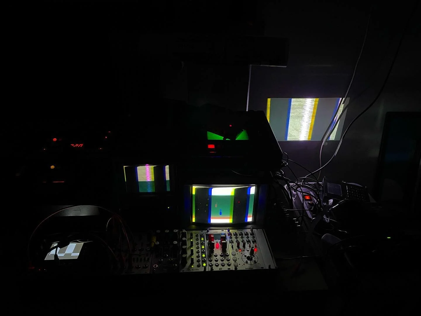 Testailua. Vanhan ja uuden tekniikan yhdist&auml;minen oli t&auml;n&auml;&auml;n vaivalloista. Glitchi&auml;, v&auml;&auml;ri&auml; kuvasuhteita ja outouksia. Onko ihan pakko? 😅 #feedbackbackback