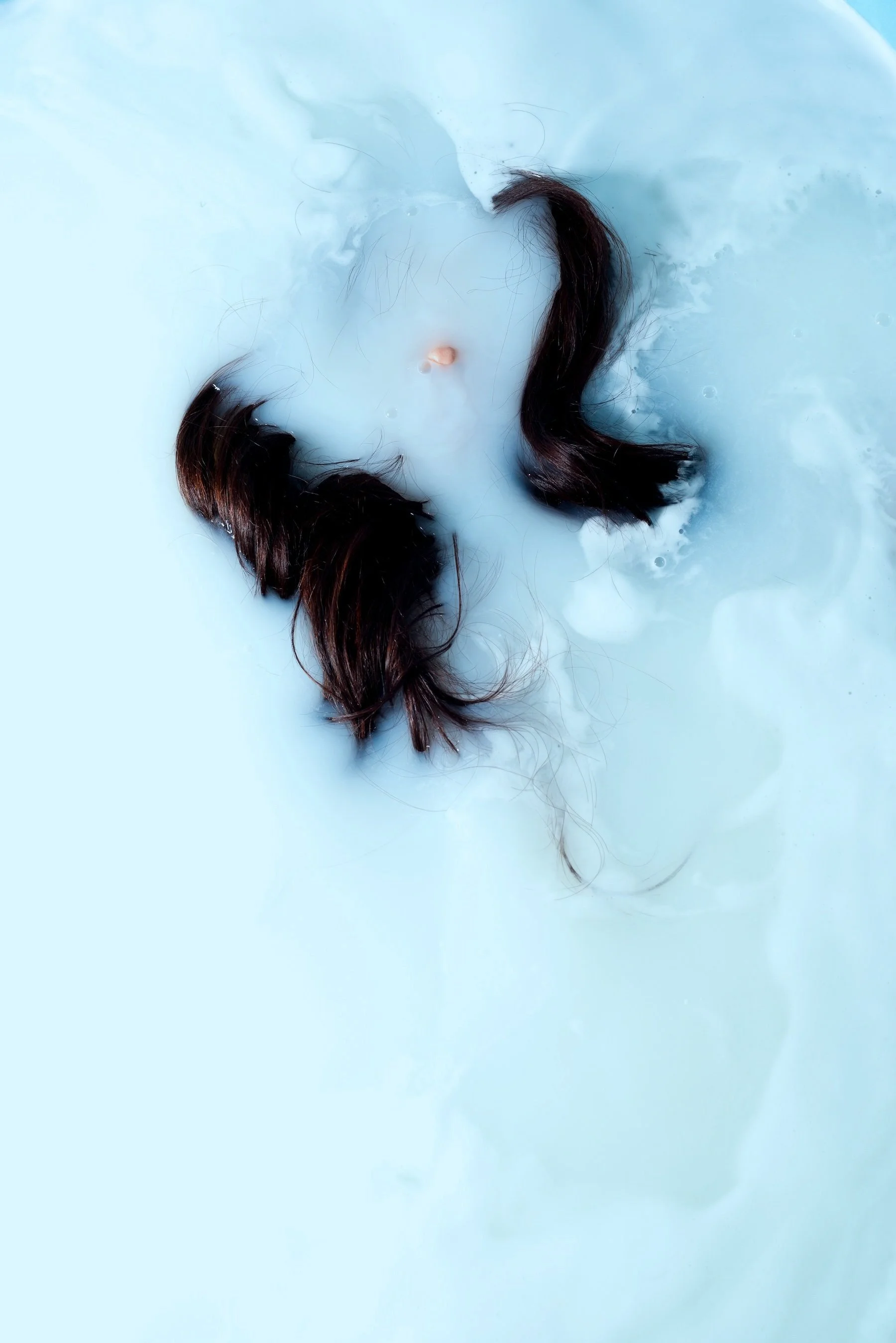 Maje Casben in emotional expression – avant-garde milk bath concept