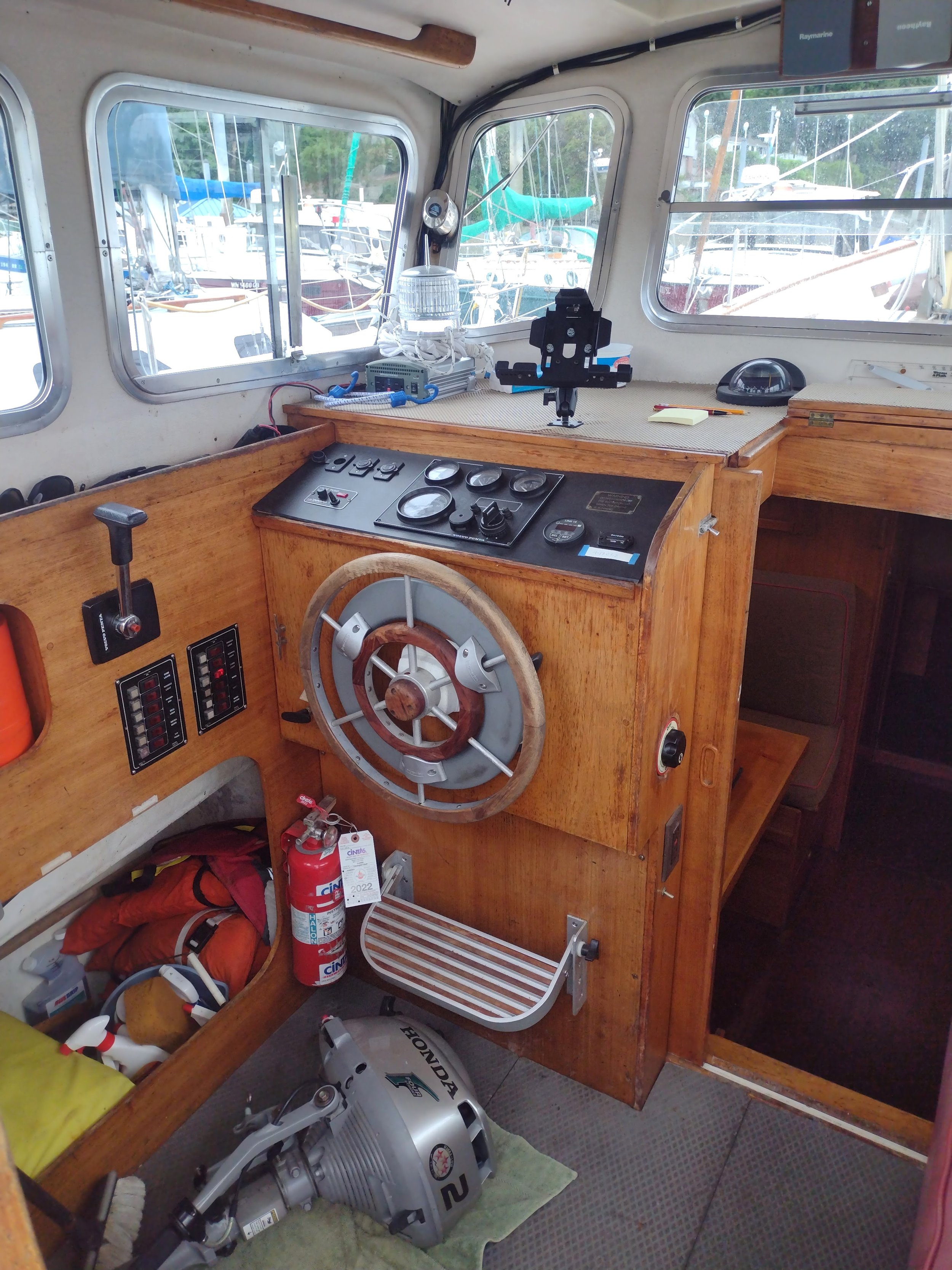 Fisher 30 wheelhouse-photo 3.jpg