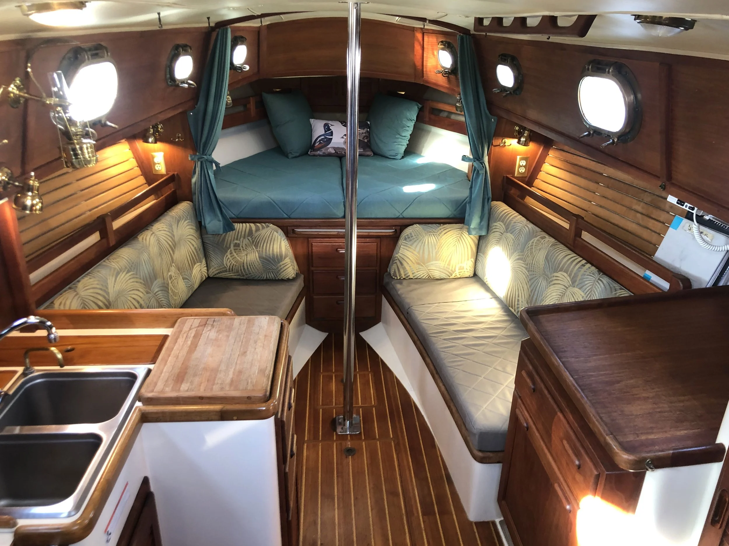 '88 31 Salon Fwd View - 4.jpg