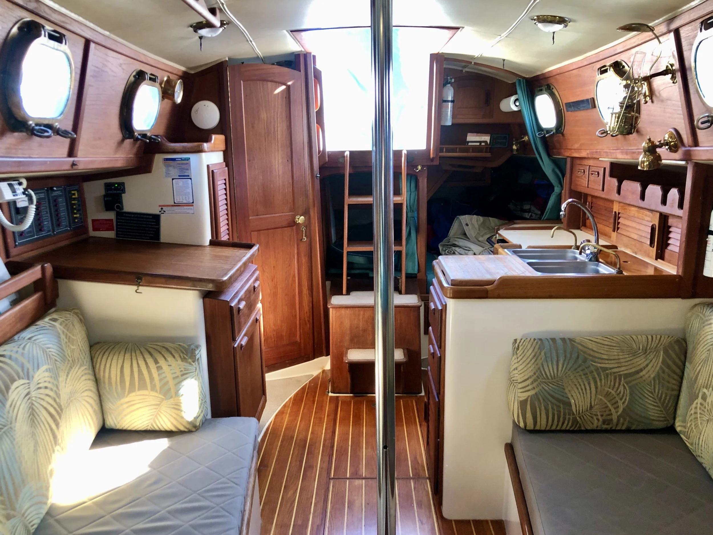 88 PCS31 Salon view aft - 9.jpg