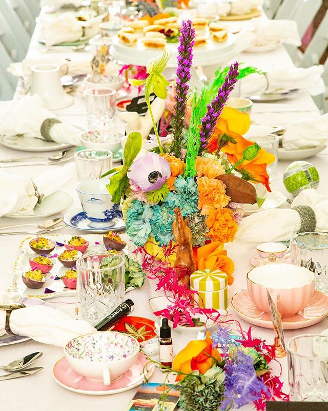 The stage is set. 🍽💐 @whiterabbithightea @nonniesnectar @kushqueenco @kushqueenshop @humfarms @floracalfarms_ @shannonlaurine @flwrpstl @plantbasecollective @higher_etiquette #highest #hightea #finedining #lalaland #wonderland #aliceinwonderland #m