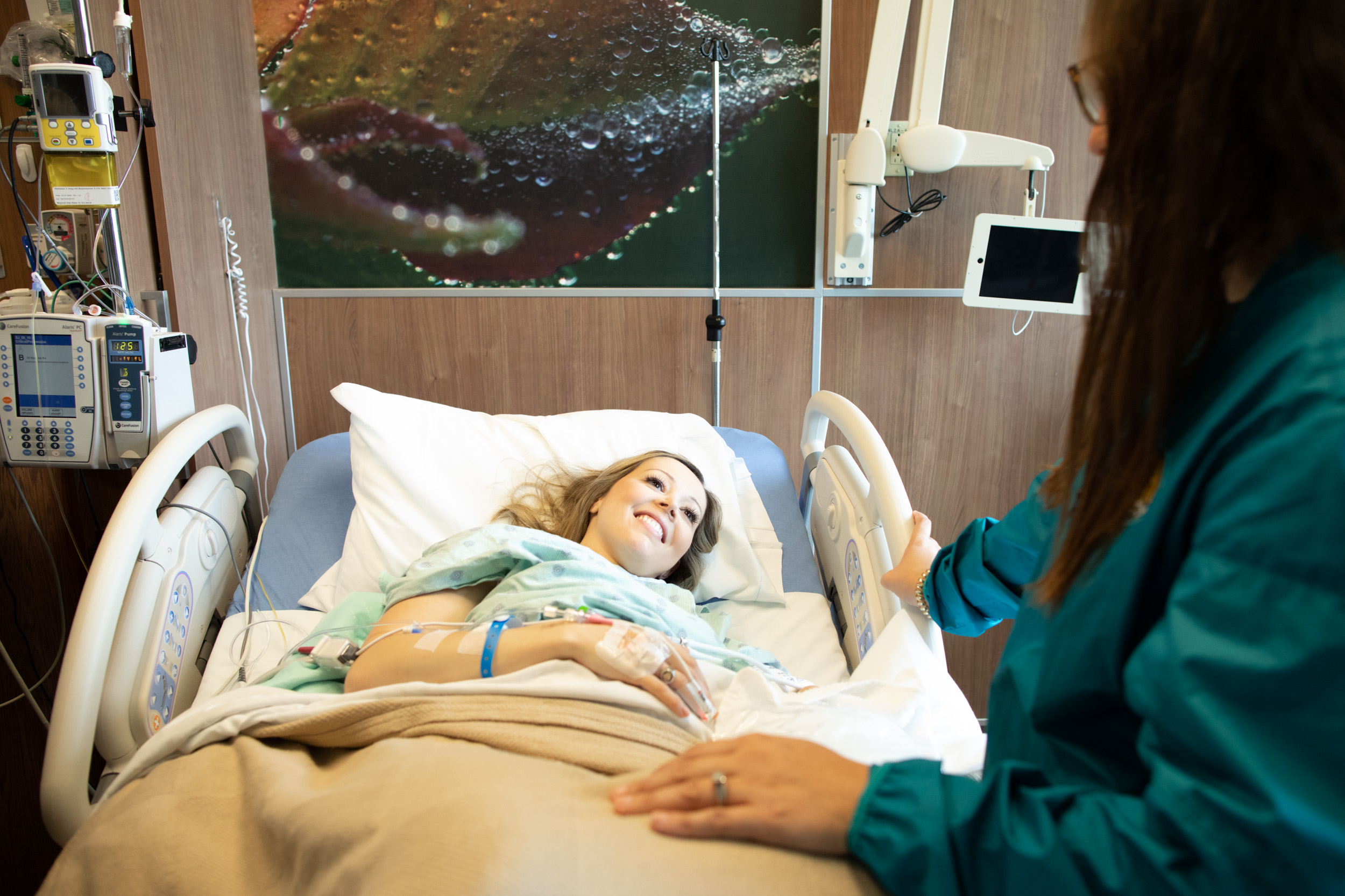 doula comforting laboring mom