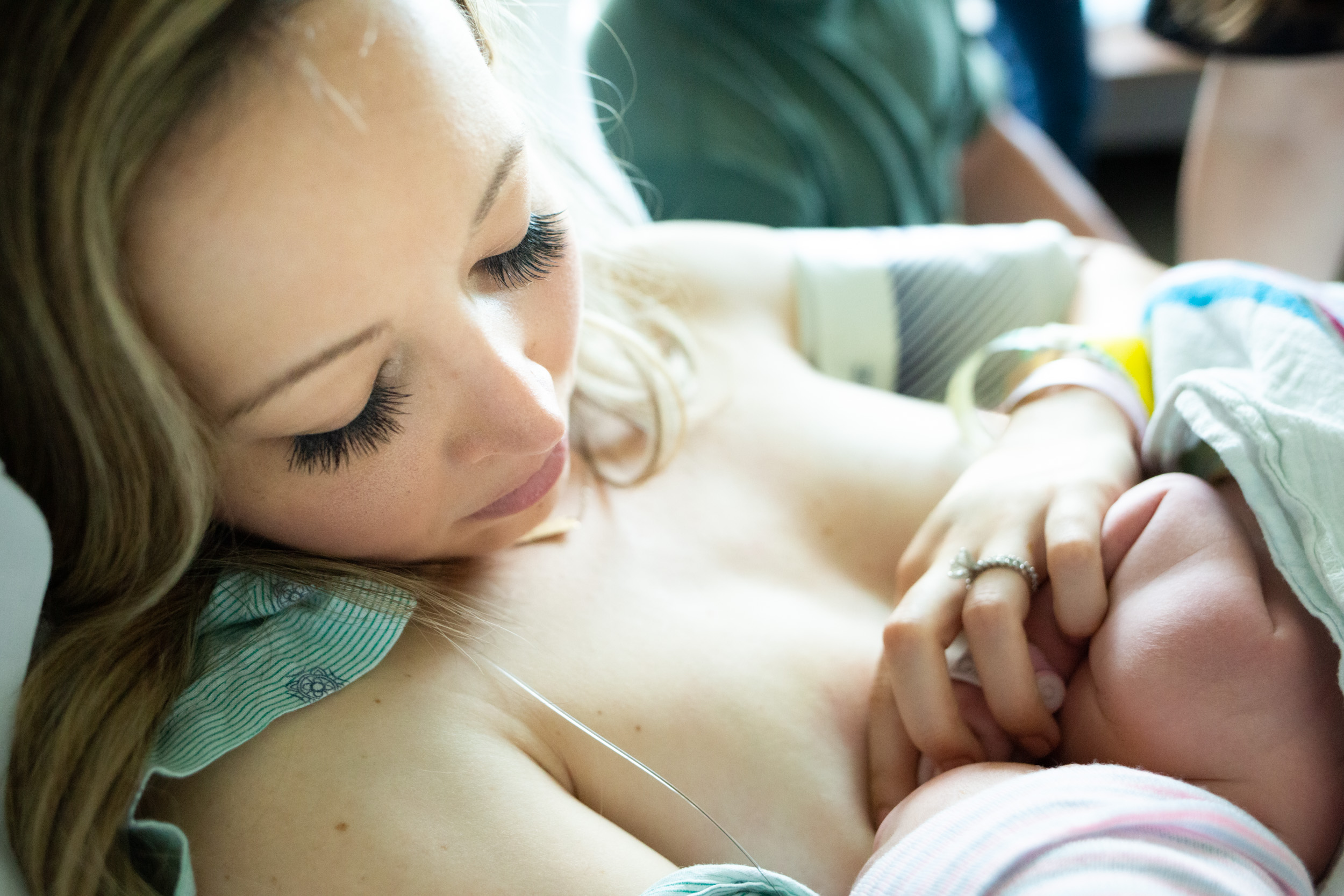new mom breastfeeding for the first time