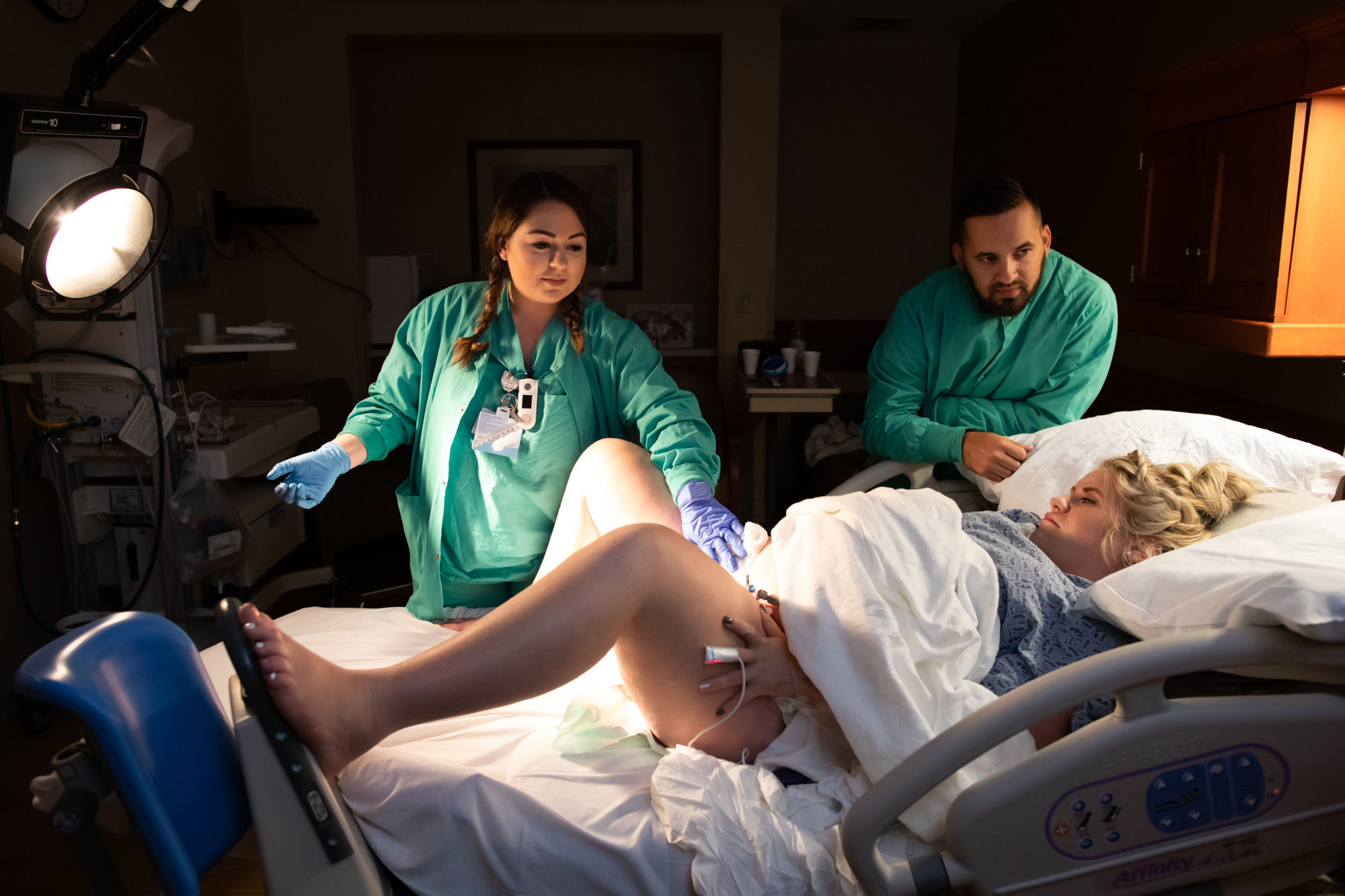nurse monitoring pregnant mom's contractions