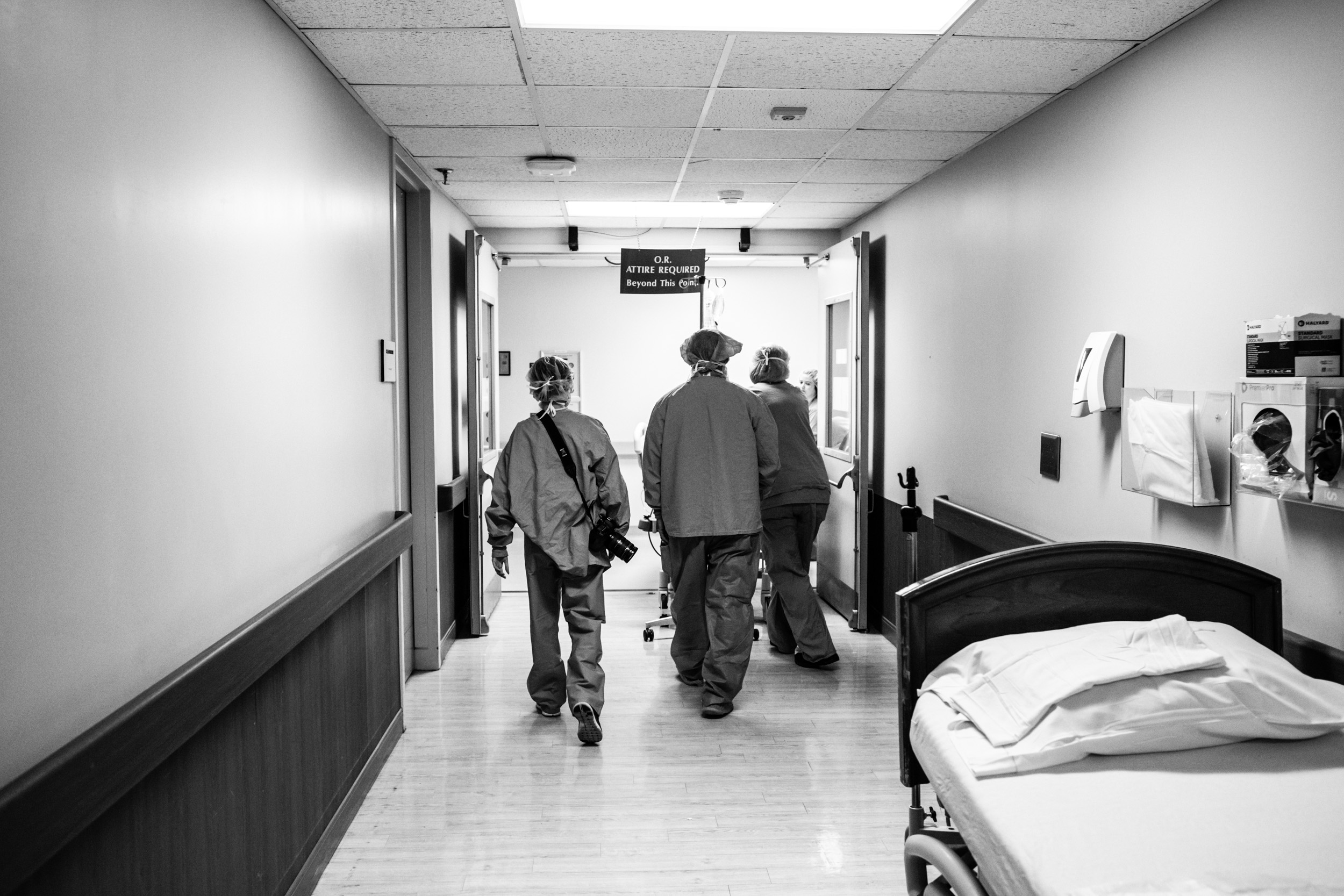 medical staff walking to the OR with soon to be dad and mom