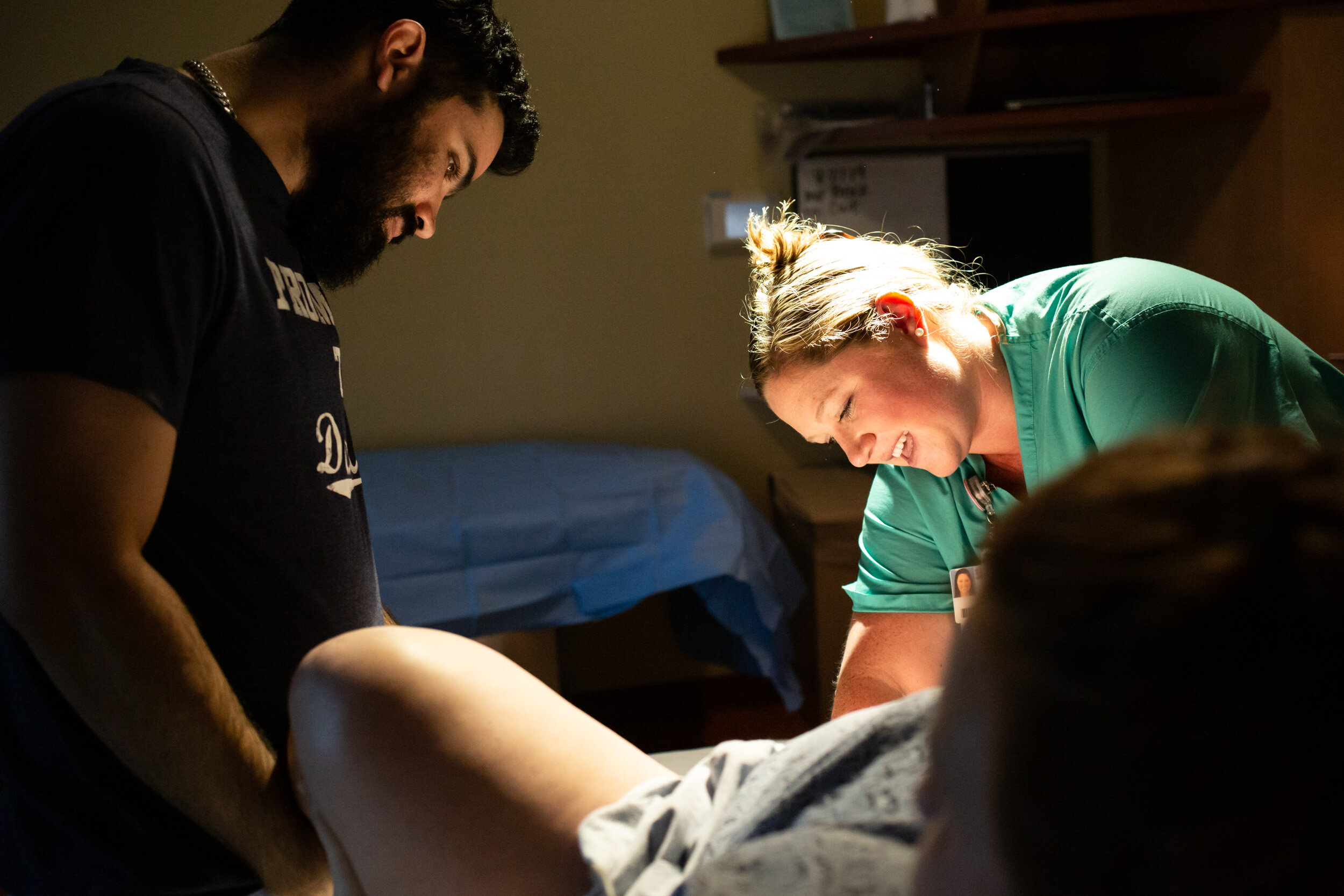 nurse assisting laboring mom through a contraction