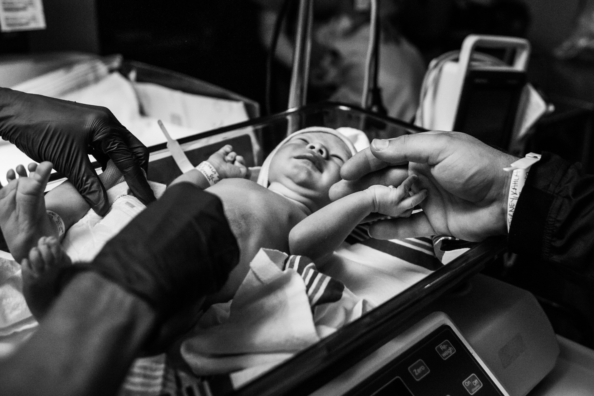 jacksonville dad holding the hand of his newborn son