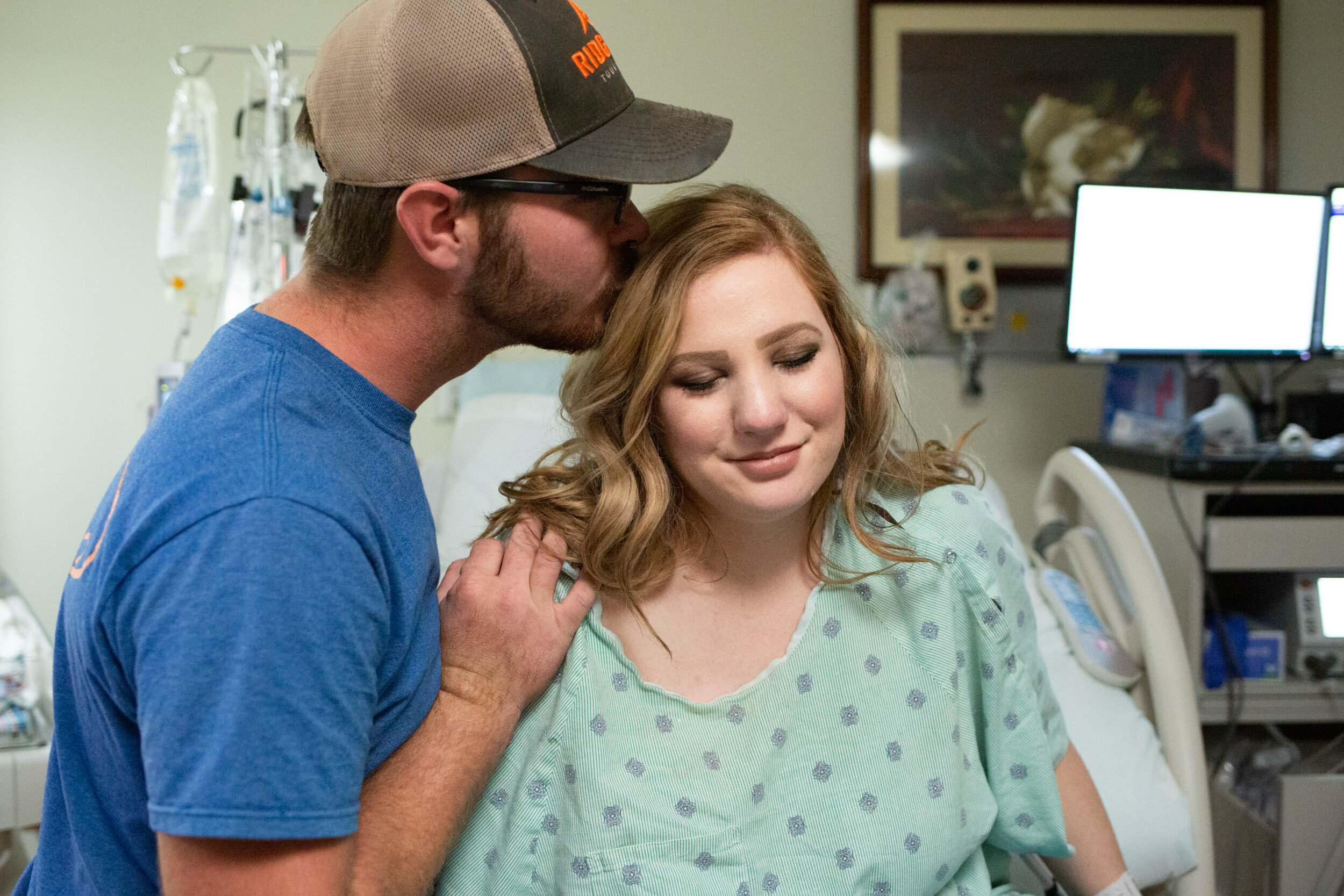 husband kissing wife in labor
