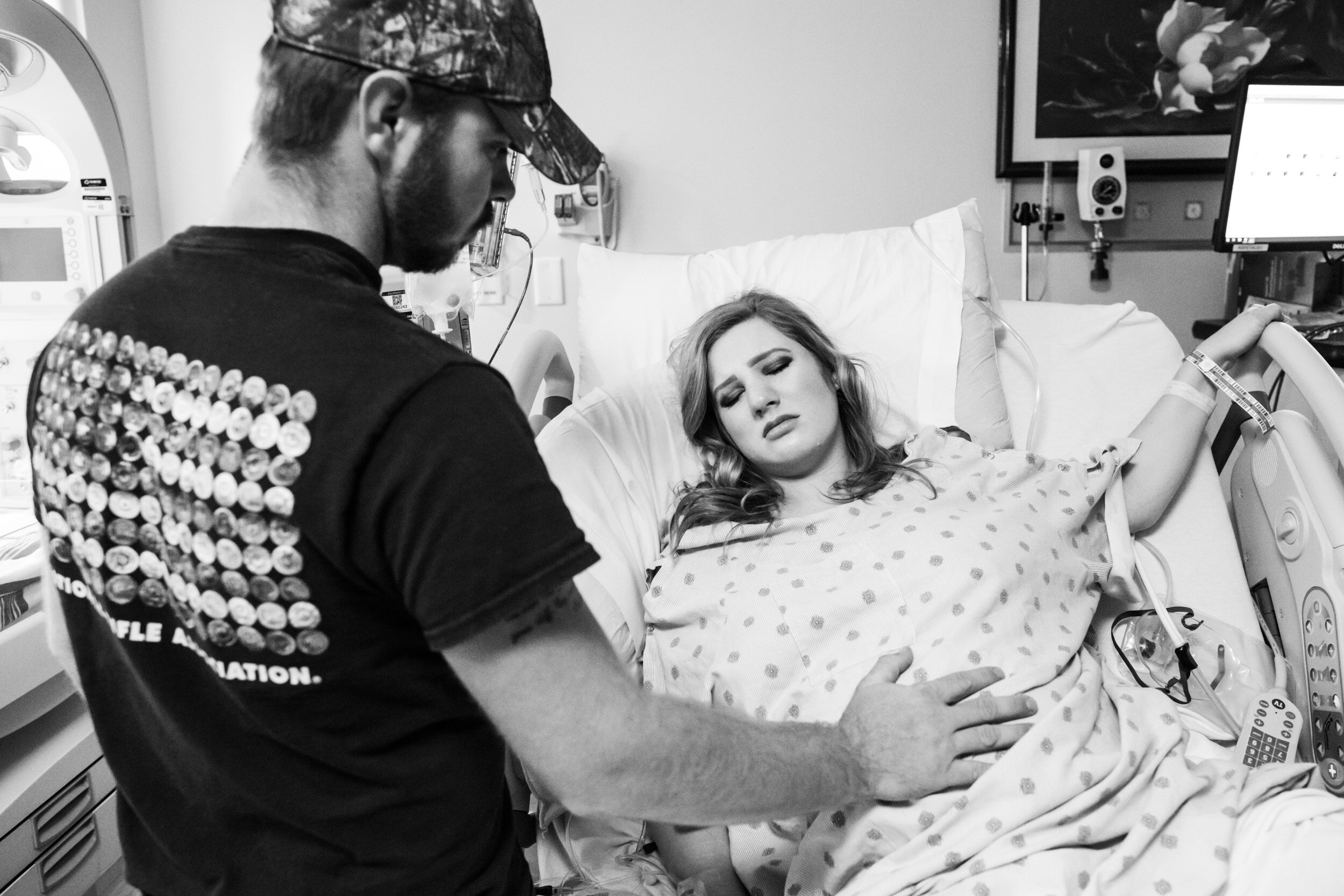 jacksonville dad comforts laboring wife