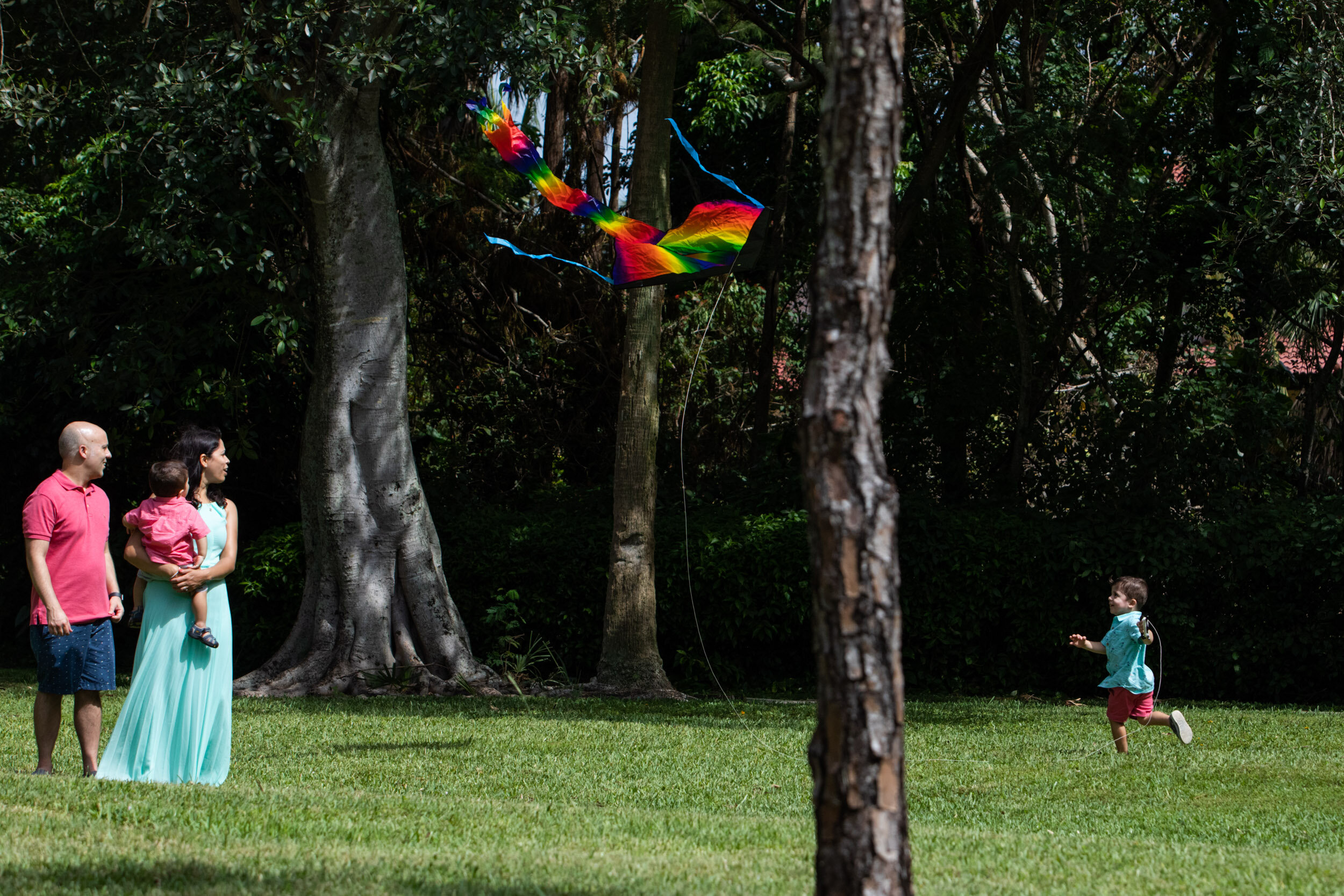 jacksonville family flying a kite together