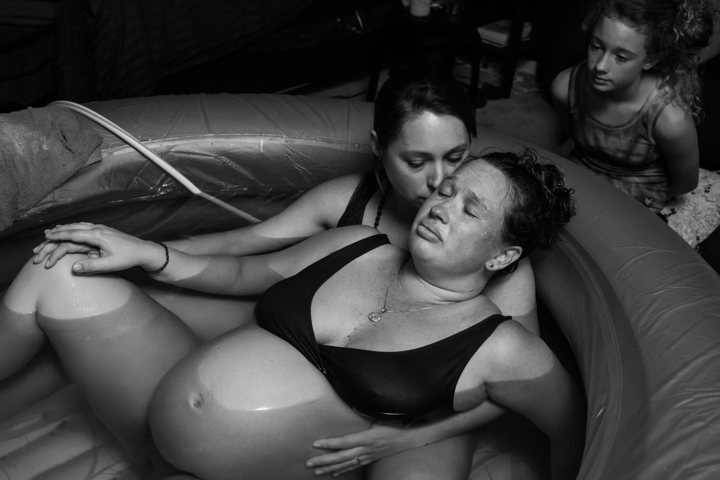 wife kissing birth mom while she was resting in between contractions