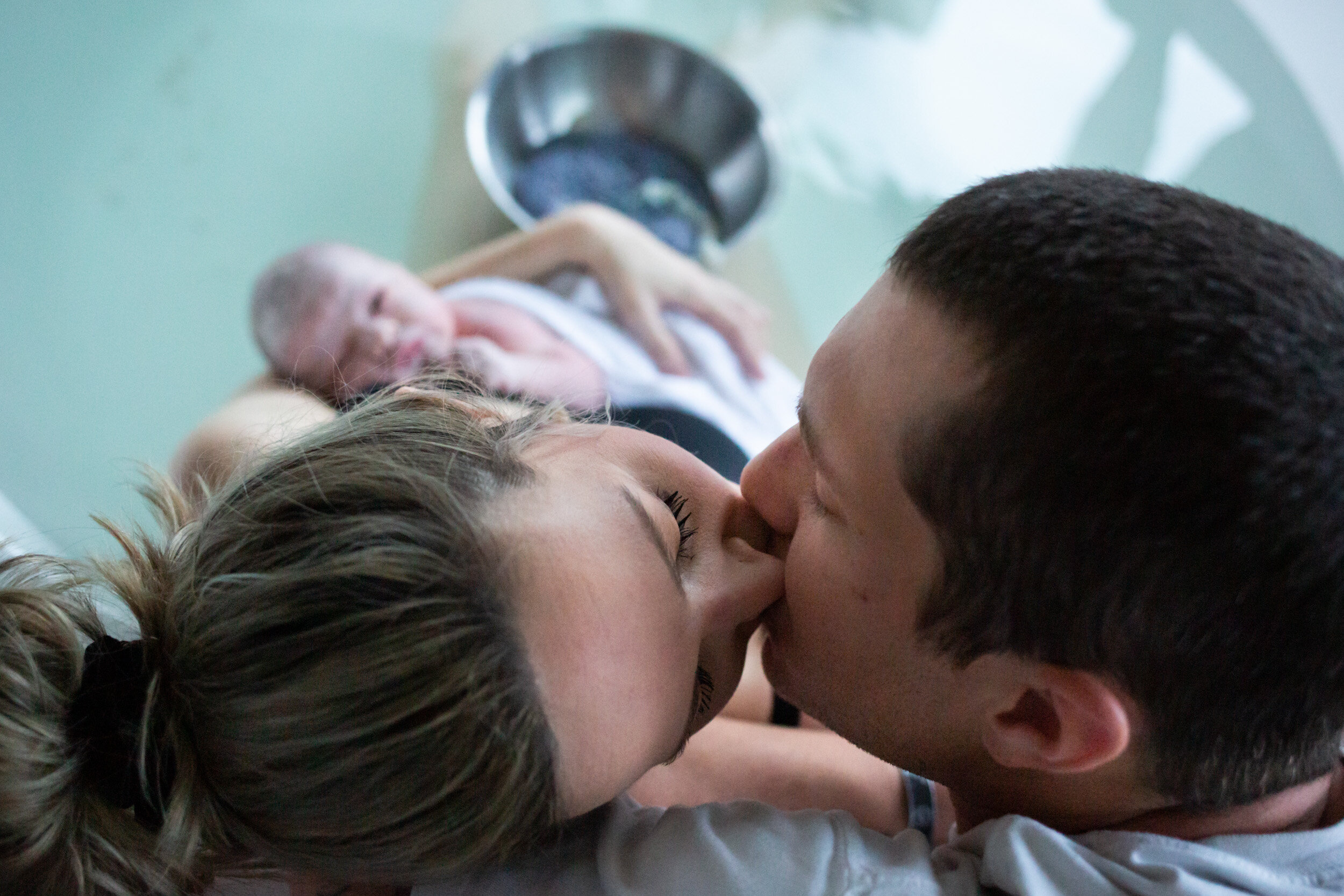 Jacksonville parents kissing just after the birth of their baby girl