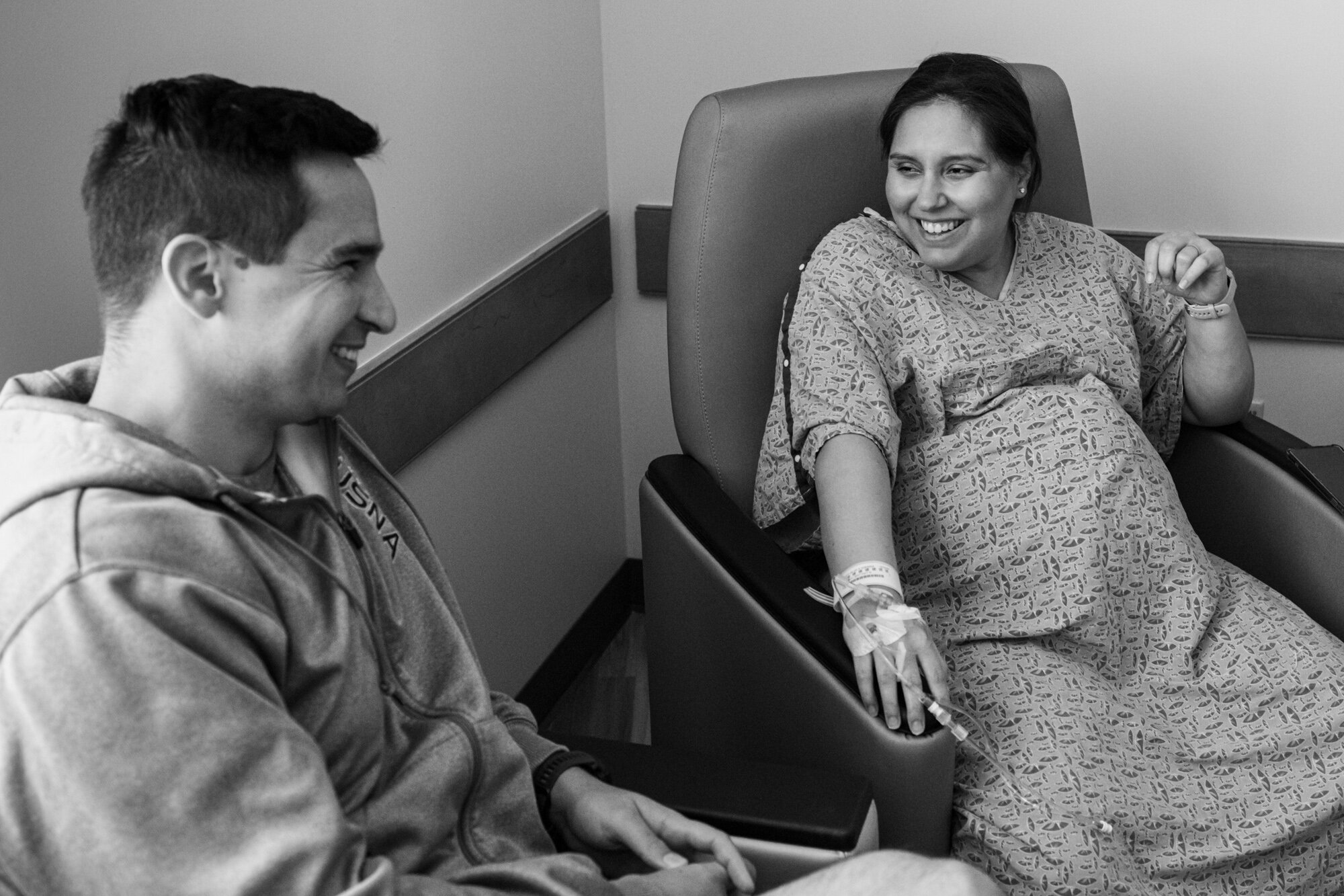 jacksonville pregnant mom laughing at her husband while in labor