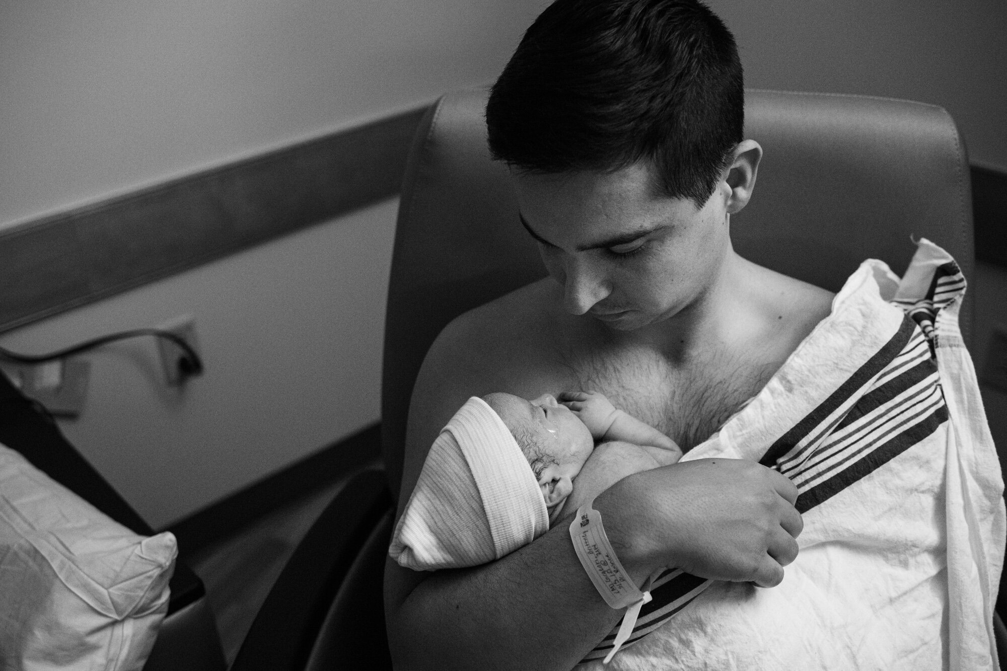 dad doing skin-to-skin with his newborn baby boy